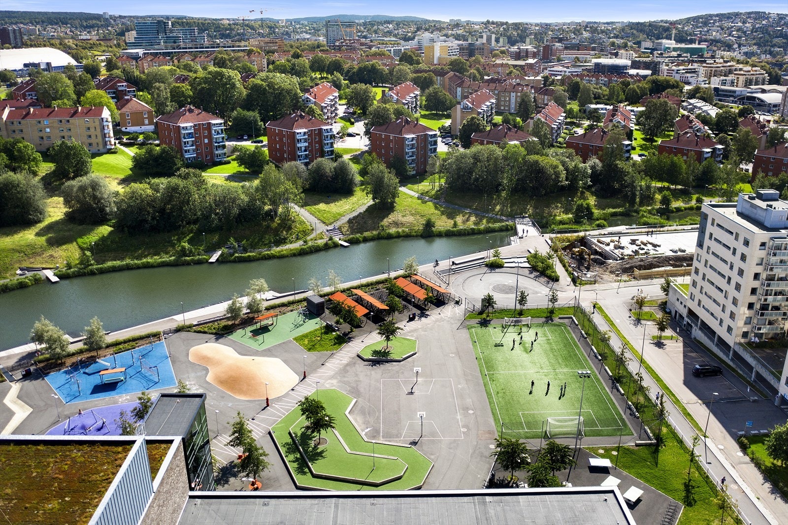 I tillegg finner du aktivitetstilbud i nærområdet, med muligheter for sykling, ski og aking rett utenfor stuedøren Galleribilde