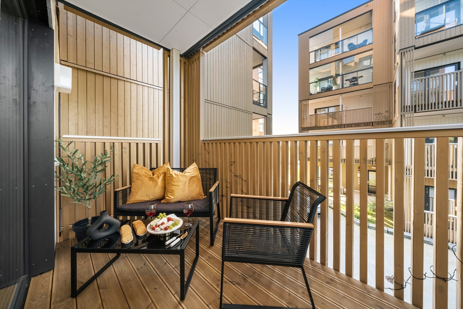 Hyggelig veranda med fin plass til utemøbler, grill og eventuelt planter man ønsker! Galleribilde