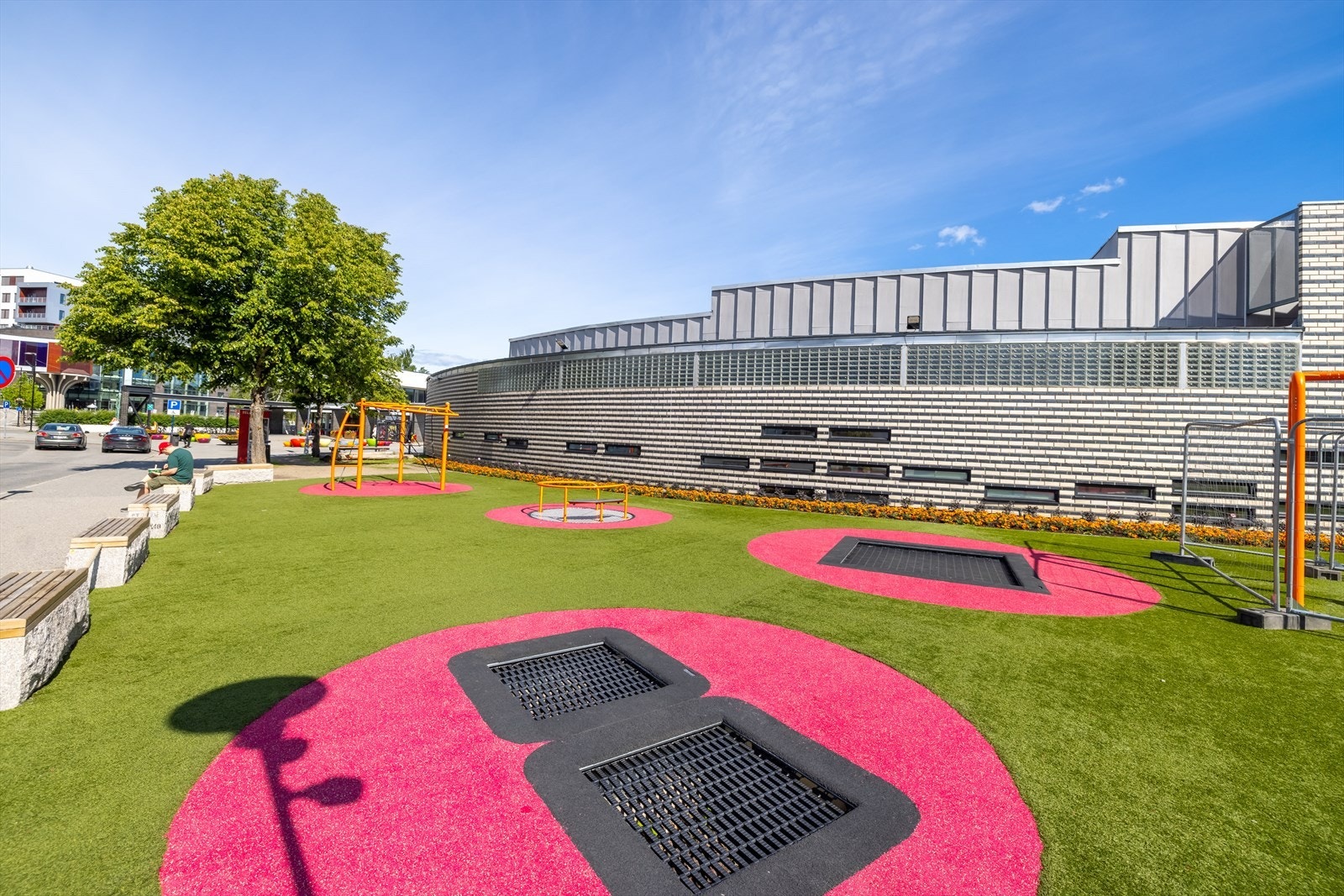 Jessheim Kulturhus med sine 3 kinosaler. Kulturhuset byr også på konserter, teater, revyer og kunstutstillinger! Galleribilde