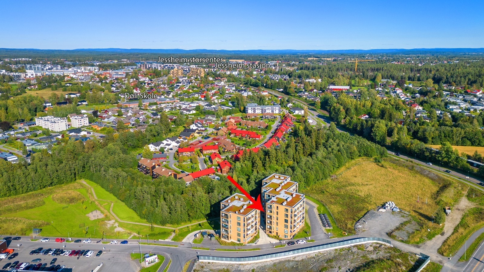 Perfekt for deg som ønsker å bo utenfor sentrumskjernen, og likevel sentralt. Det er ca. 1,5 km til Jessheim sentrum - knutepunktet for buss/tog på Øvre Romerike. Til Oslo Lufthavn er det 9 minutter med bil og det er rask adkomst til E6 fra eiendommen! Galleribilde