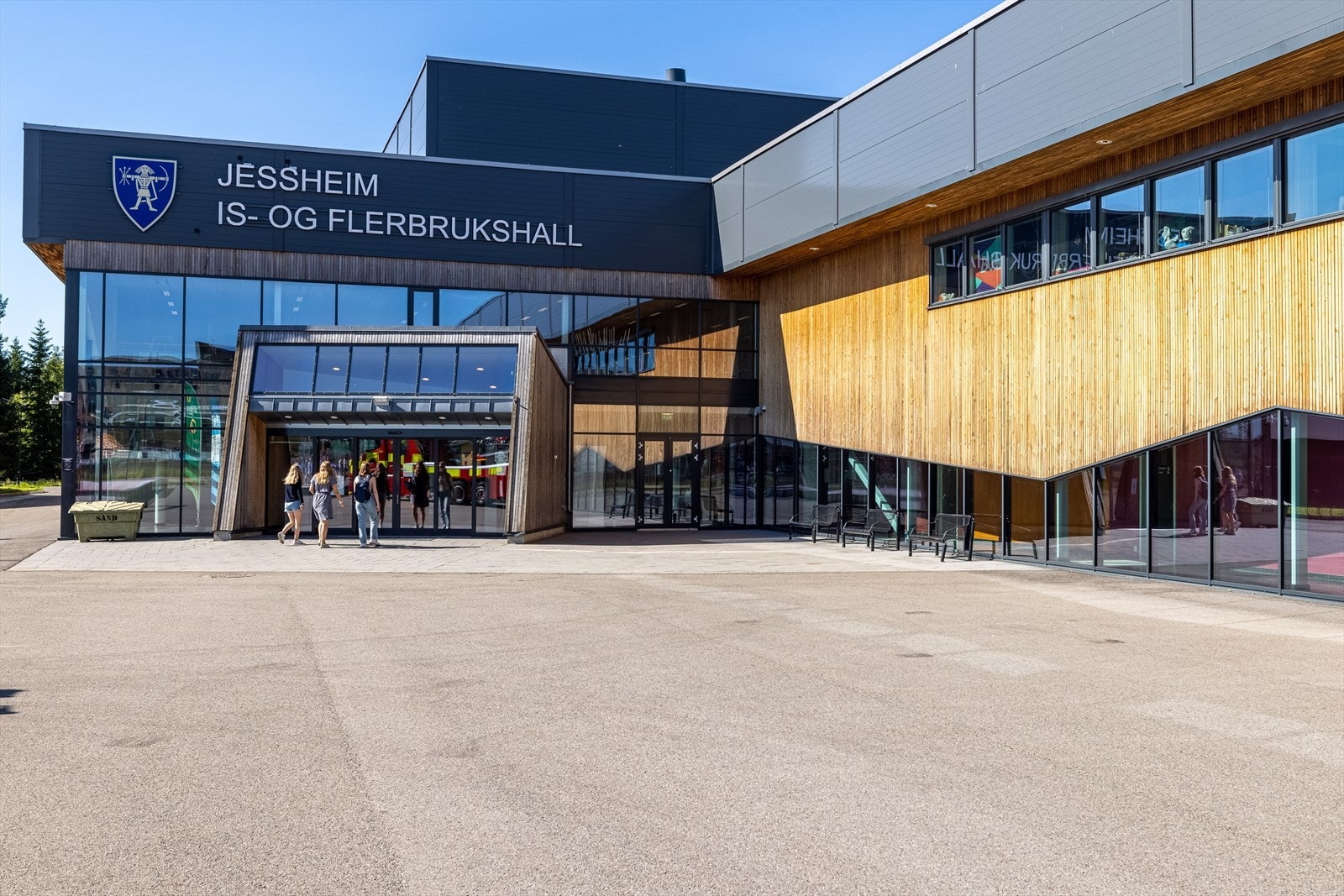 Jessheim is- og flerbrukshall ligger i Ullensaker kommune. Den befinner seg rett utenfor sentrum på Gystadmarka og den står ved siden av friidrettsstadion og Jessheim stadion! Galleribilde