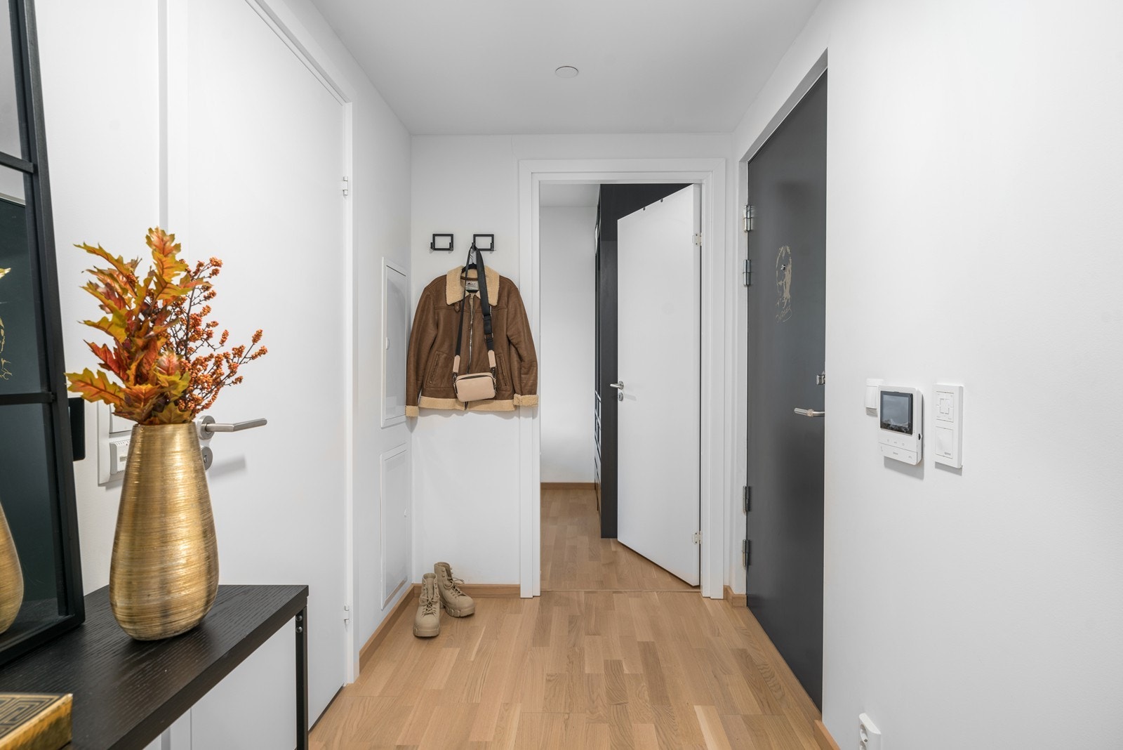 Lys og trivelig entre med åpen garderobeløsning og adgang til bad/wc samt soverommet! Galleribilde