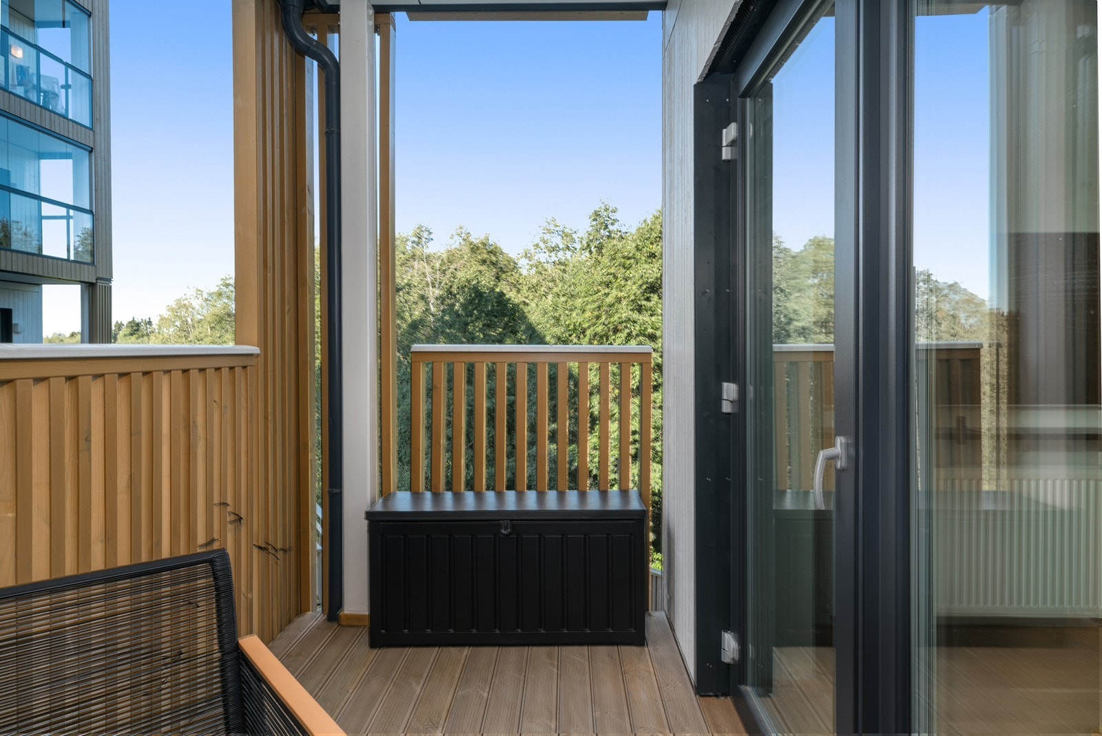 Vestvendt veranda med plass til ønskede blomster/planter og oppbevare for eksempel møbel puter! Galleribilde