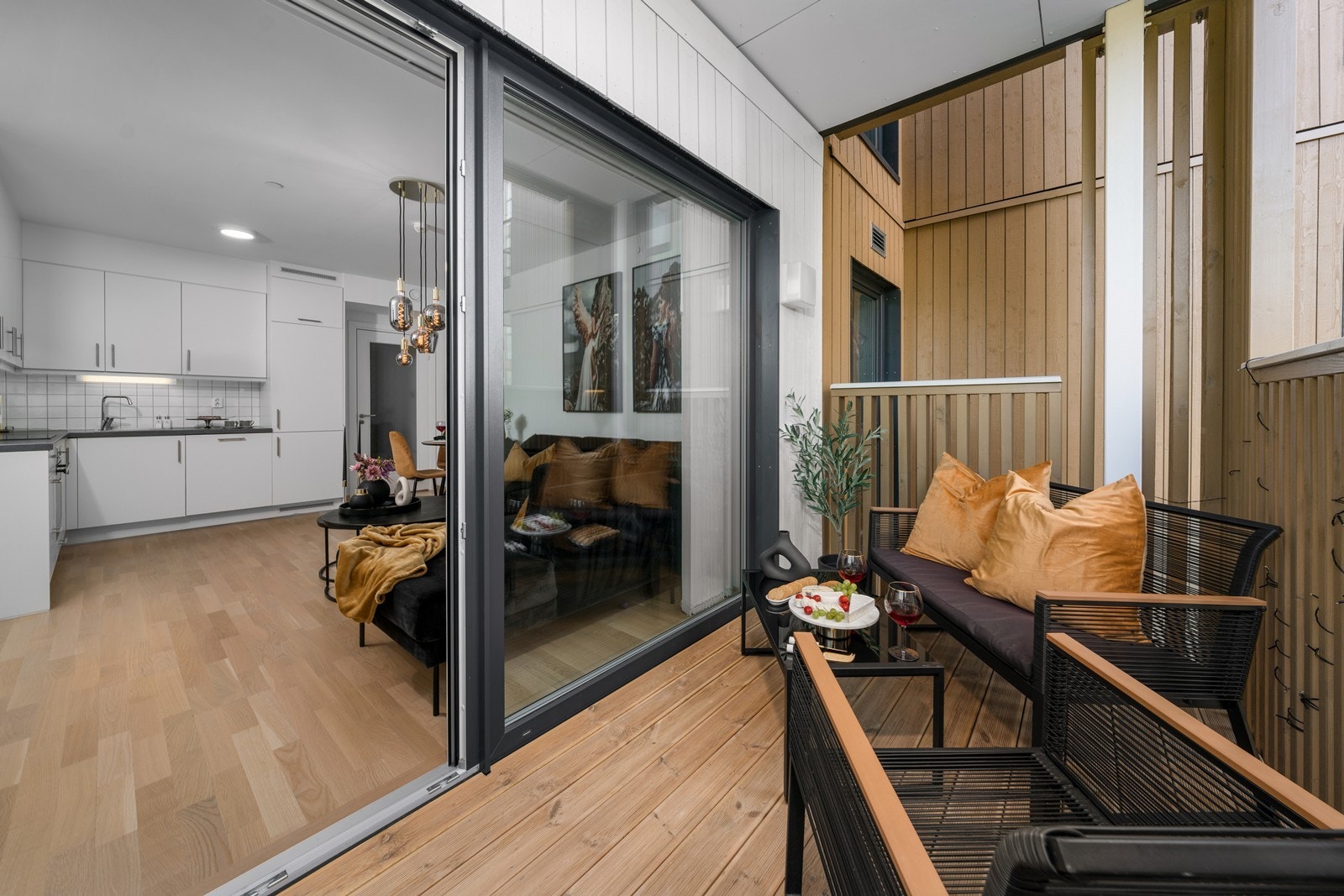 Fra stuen er det utgang til en flott vestvendt veranda på ca. 7 kvm via skyvedør. Denne plassen blir som et ekstra rom store deler av året! Galleribilde