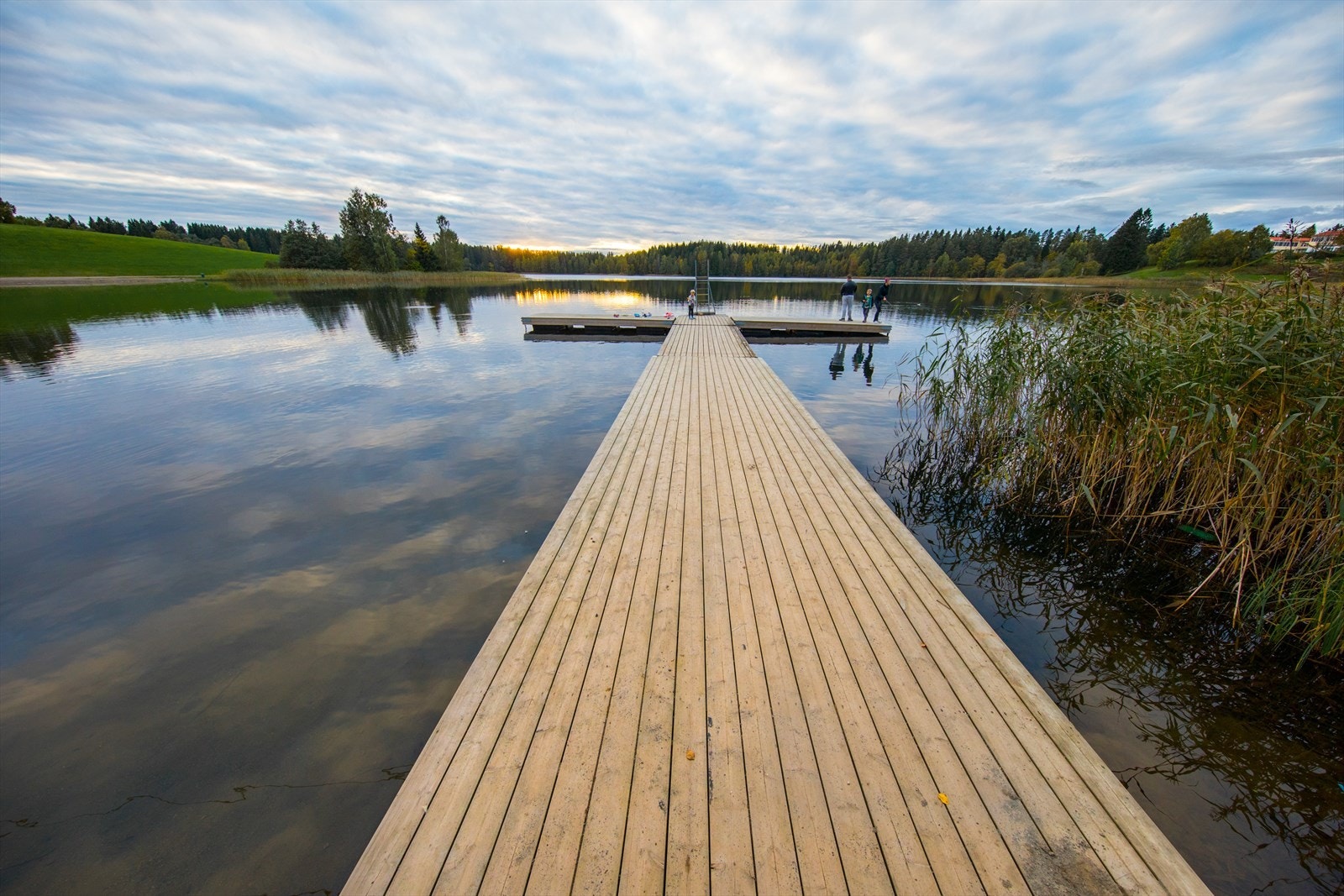 Nordbytjernet har fine badeplasser med strender, volleyballbaner og bade- og fiskebrygger! Galleribilde