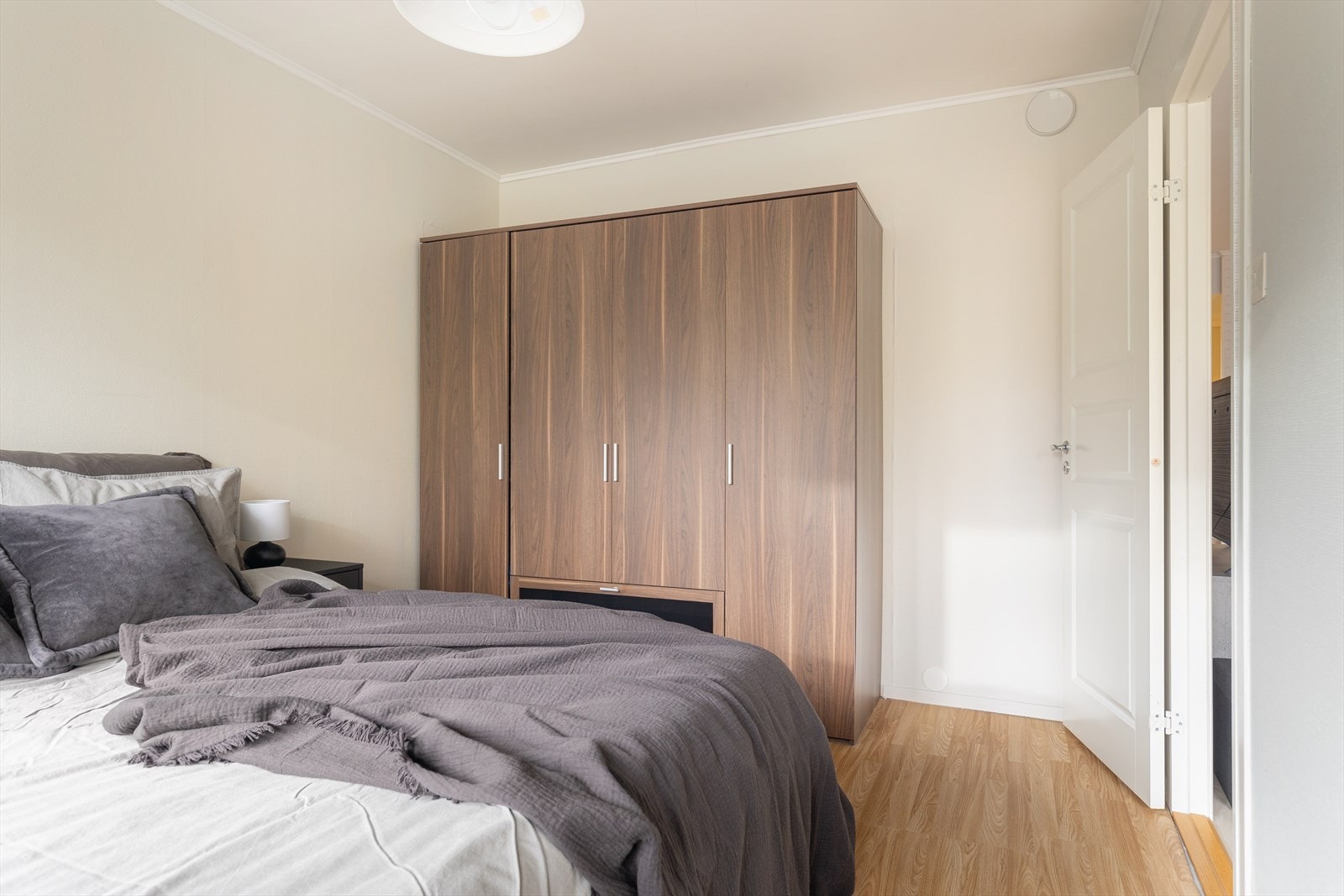 Leilighetens soverom er lyst og romslig, med god plass til soveromsmøblement, samt garderobeskap for klesoppbevaring. Soverommet er tilliggende stuen og overflater består av laminat på gulv, malte veggflater og malt betong i himling. Galleribilde