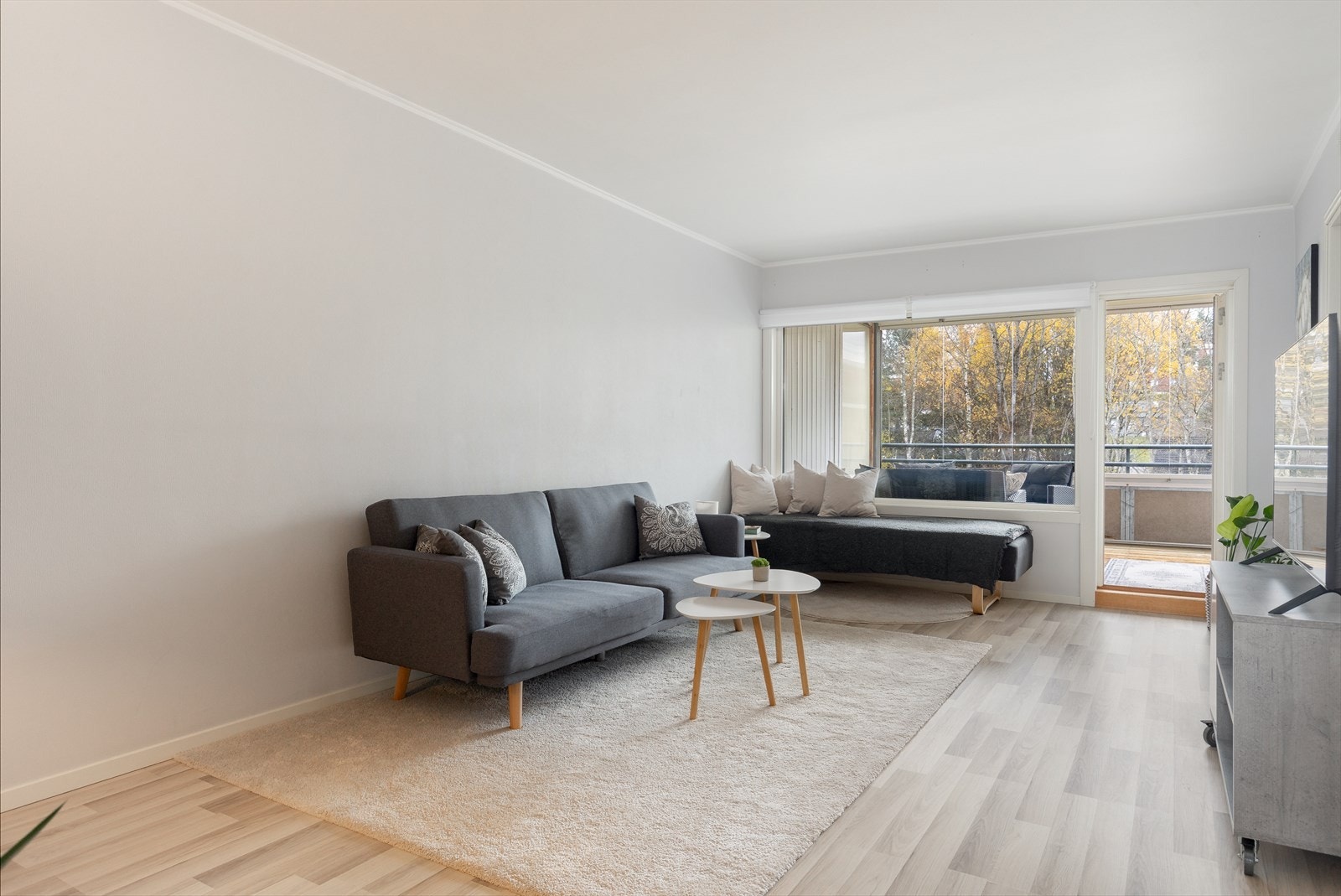 Lys og pen stue av god størrelse, med store, sydvendte vindusflater som slipper godt med naturlig lys inn i rommet. Her er det god plass til både sofa- og spisegruppe. Galleribilde