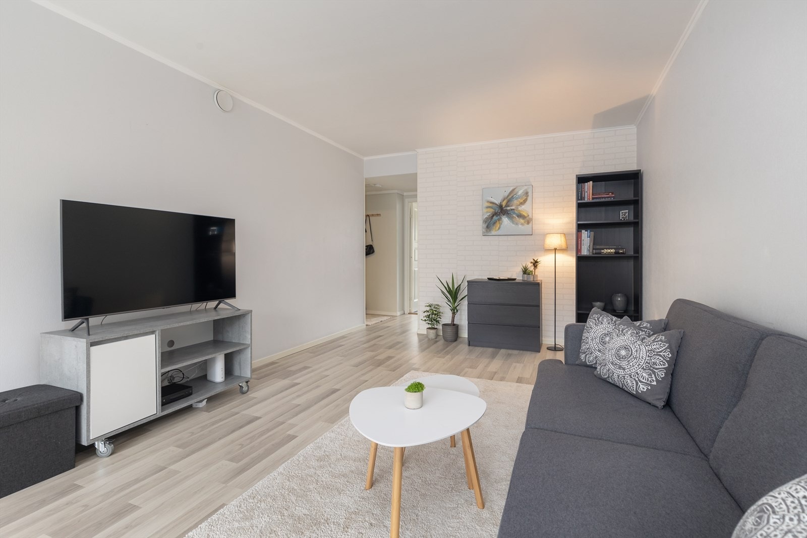 Det er opplyst at borettslagets kabel tv og internett leveres av Telenor og er inkludert i felleskostnader. Galleribilde