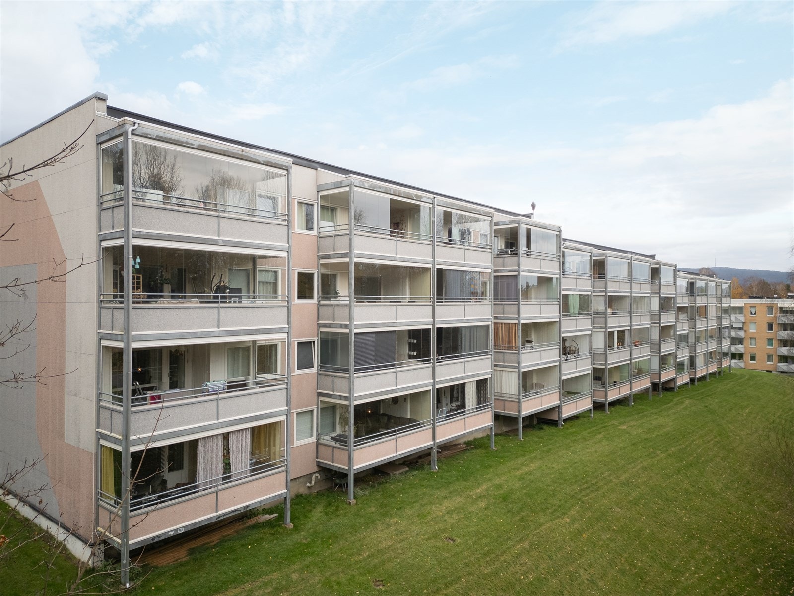 Tomten er pent opparbeidet med store grøntarealer med beplantning og asfalterte internveier, samt felles parkeringsplass. Det er sittebenker og fine lekearealer for barna. Galleribilde