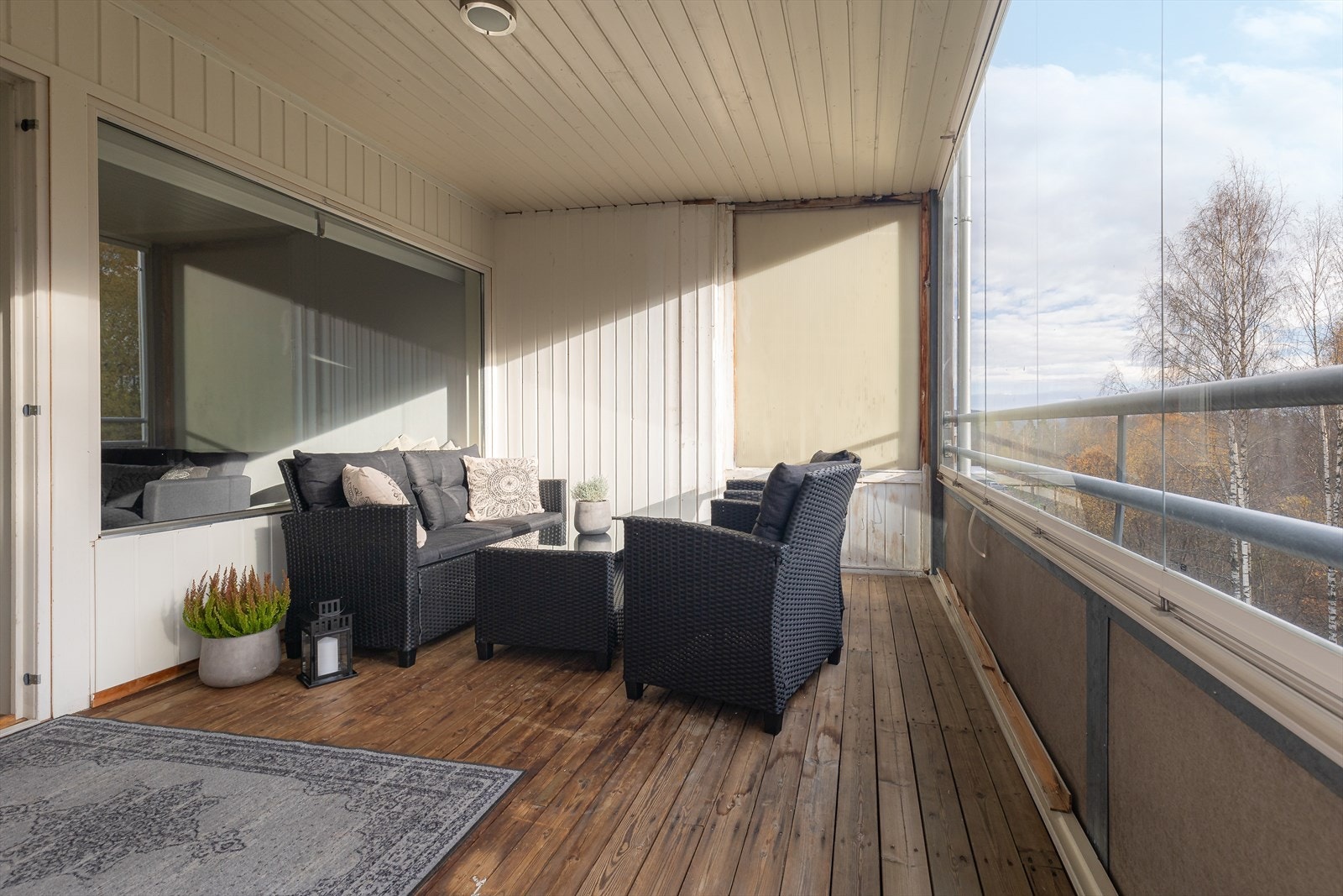 Fra stuen er det etablert utgang til romslig, innglasset og sydvendt balkong. Balkongen ligger usjenert og fint til, vendt ut mot tilliggende friområde. Galleribilde