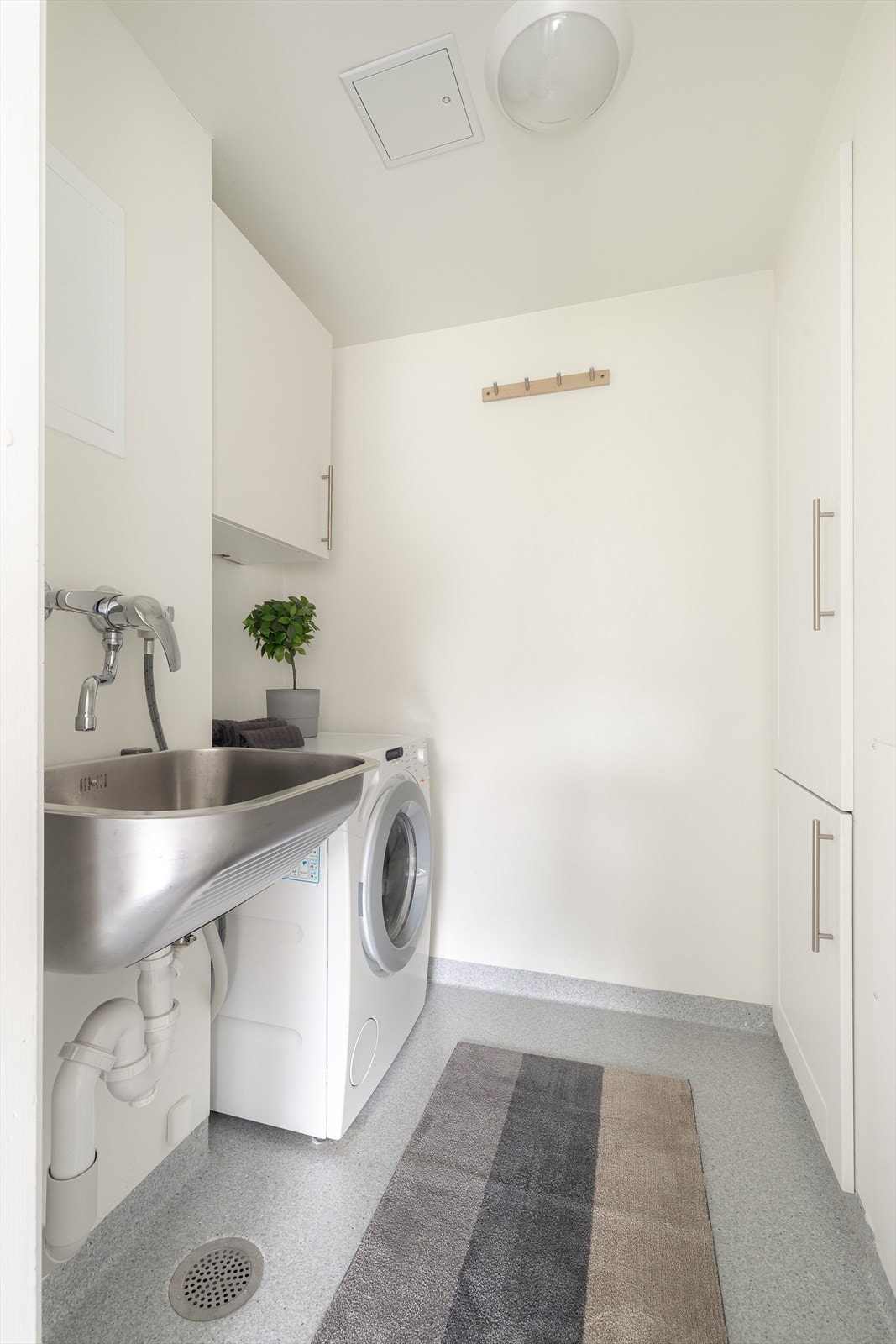 Tilliggende kjøkkenet er det etablert et eget, praktisk vaskerom. Vaskerommet er opplyst av eier å være oppgradert i regi av borettslaget i perioden 2015/16. Vaskerommet er utstyrt med utslagsvask i metall og opplegg for vaskemaskin. Galleribilde