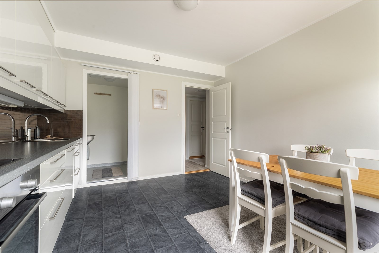 Pent kjøkken av svært god størrelse, med nyere kjøkkeninnredning og integrerte hvitevarer fra 2016. Innredningen har lyse, slette fronter i høyglans. Galleribilde