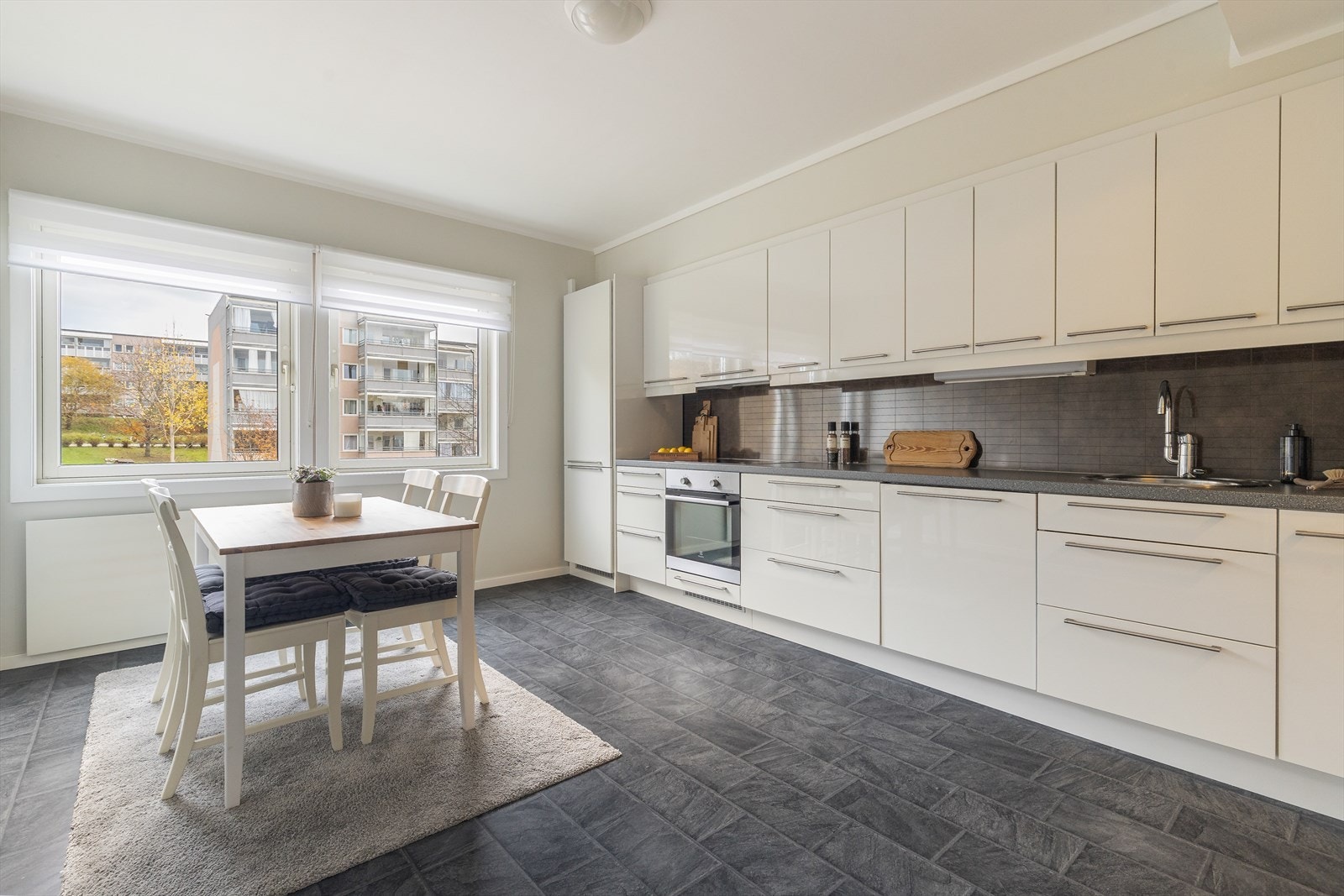 Leiligheten ligger 3. etasje, usjenert og uten gjennomgangstrafikk, med sydvendt balkong og utsyn mot fellesarealer. Galleribilde