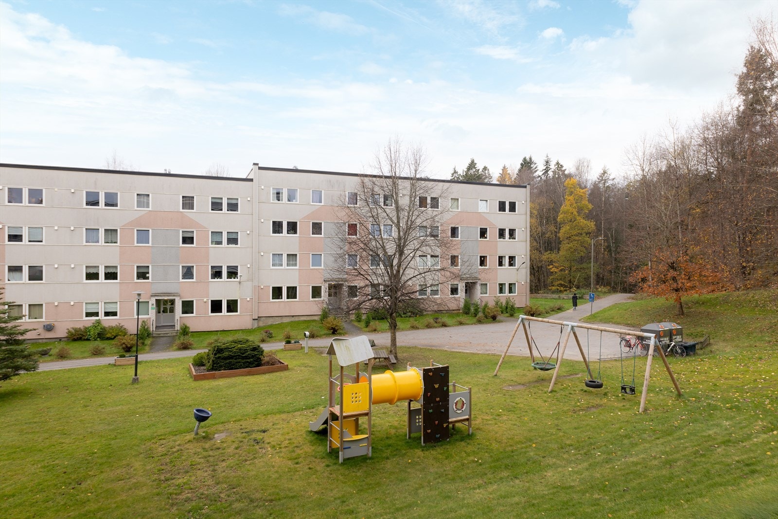 Nedre Maihaugen ligger sentralt til i et veletablert boligområde på Gulset i Skien. Området er barnevennlig og nærområdet har et stort nettverk av gangveier, med kort gangavstand til barnehager, barneskole og ungdomsskole. Galleribilde