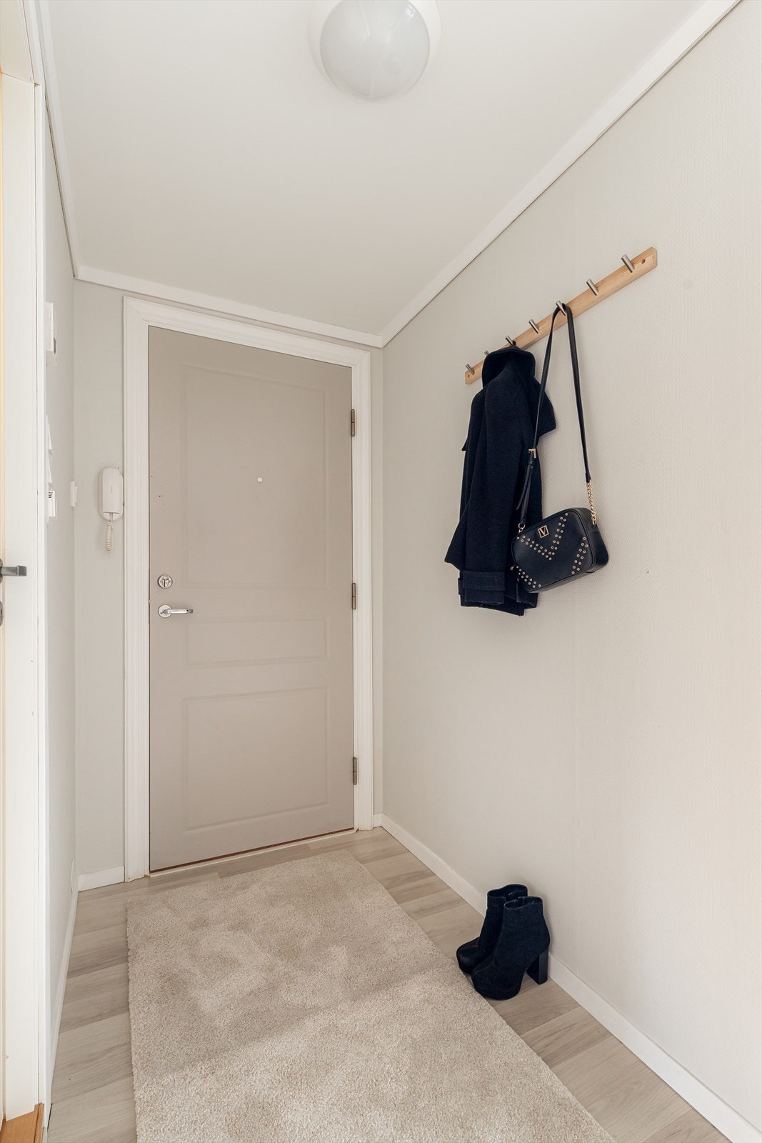 Velkommen inn! I entreen er det plass til å henge fra seg yttertøyet på veggmontert knaggrekke. Det er også montert praktisk dørtelefon som gjør det enkelt å slippe besøkende inn. Fra entré er det videre adkomst til stue, kjøkken og baderom. Galleribilde