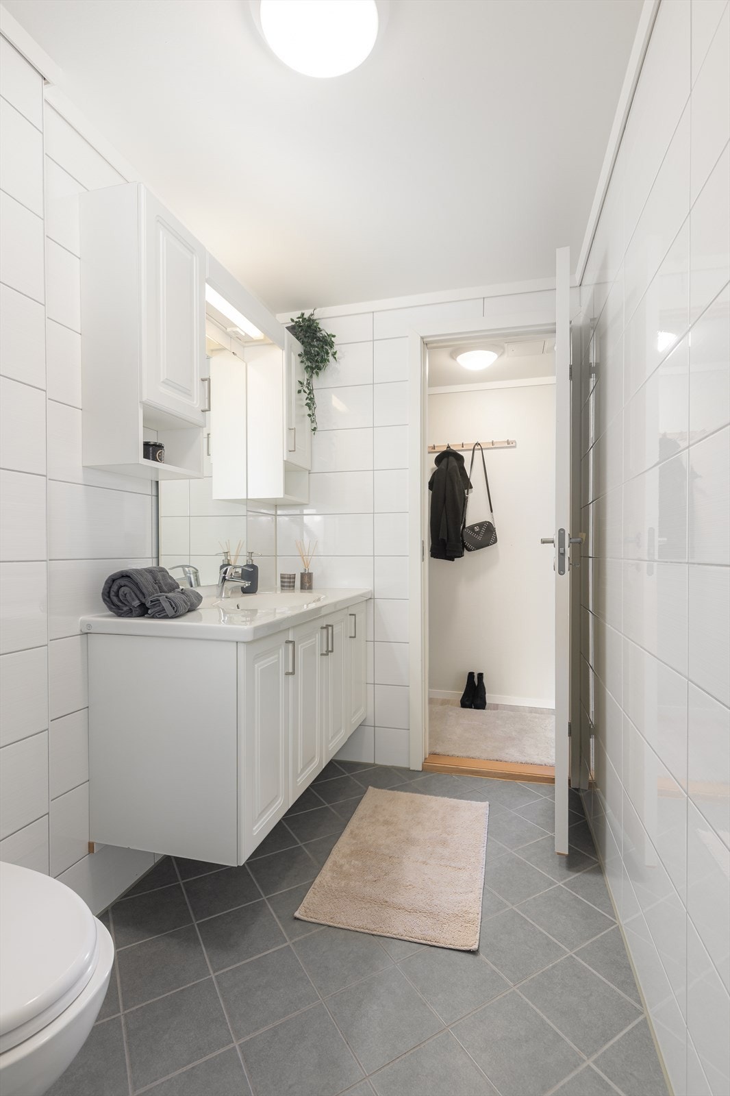 Overflater består av flis på gulv og vegger, samt malte plater i himling. Galleribilde