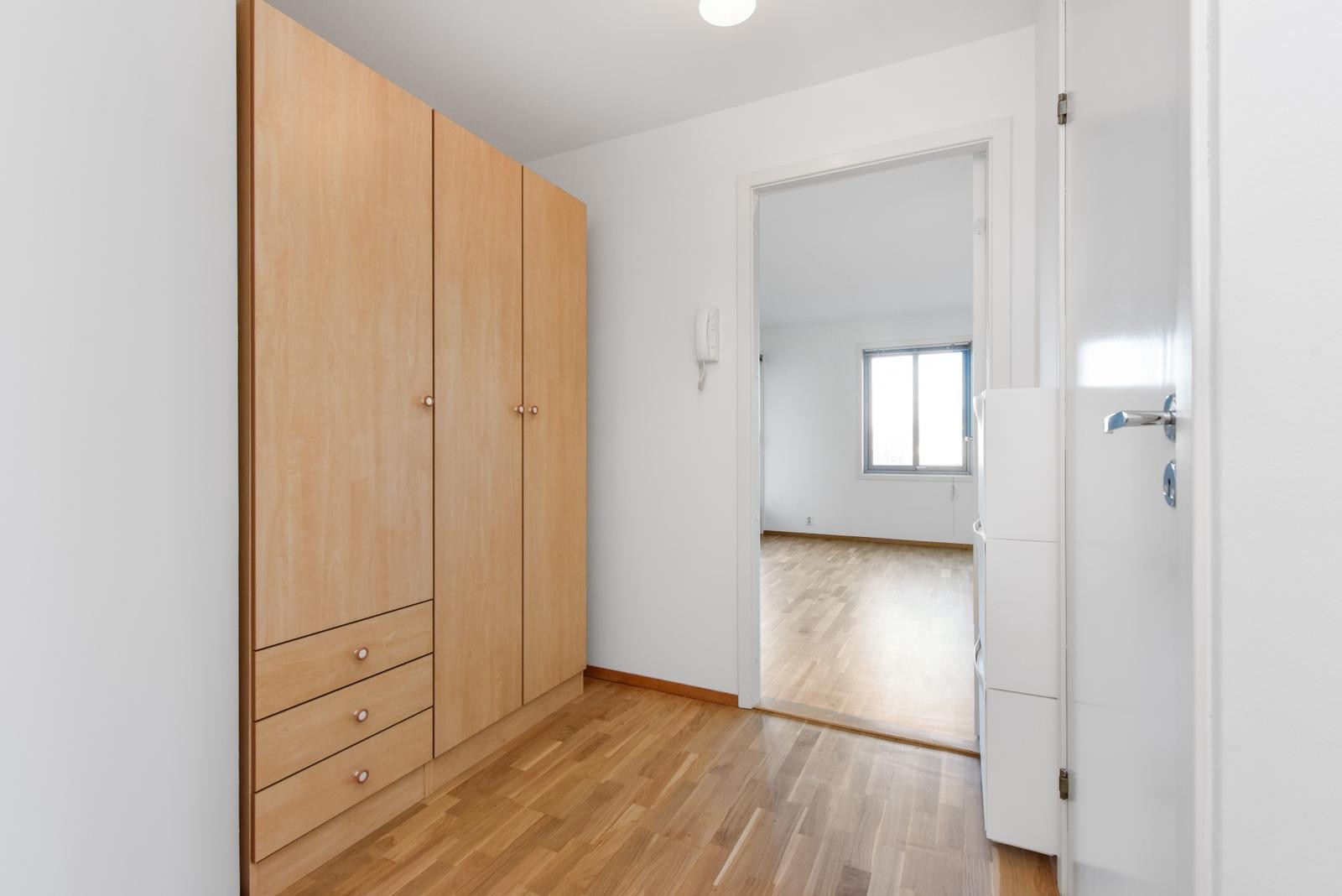 Gang med garderobeskap Galleribilde