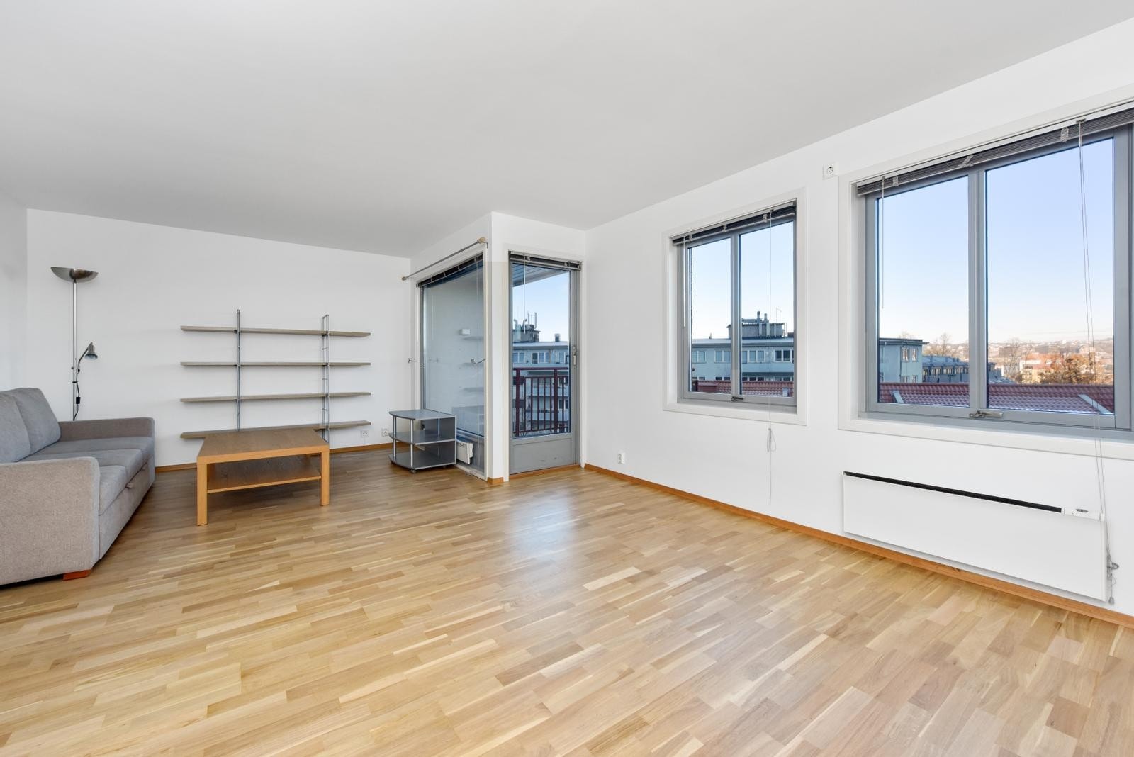 Stue med utgang til solrik balkong Galleribilde