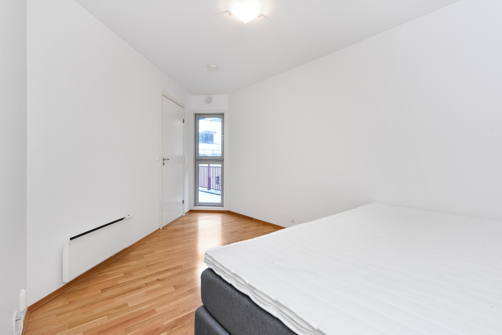 Soverom med tilgang til walk-in-garderobe Galleribilde