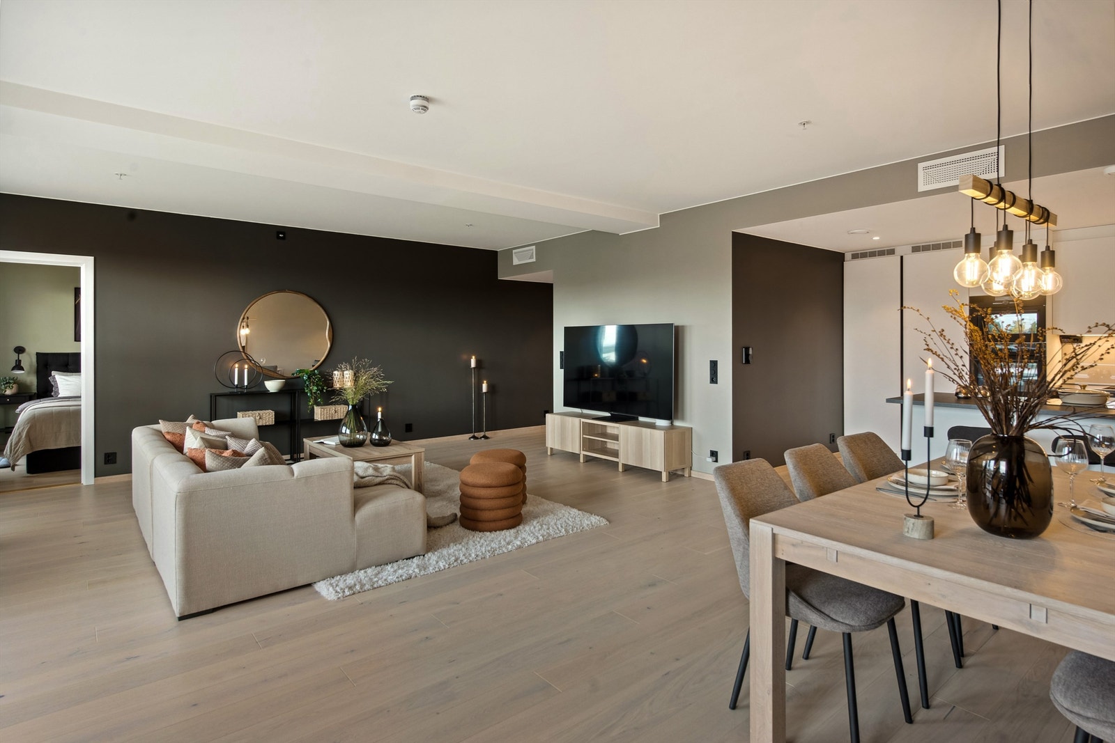 Den åpne løsningen til kjøkkenet gir en god romfølelse. Arealet på stue og kjøkken utgjør ca. 60 m2. Galleribilde