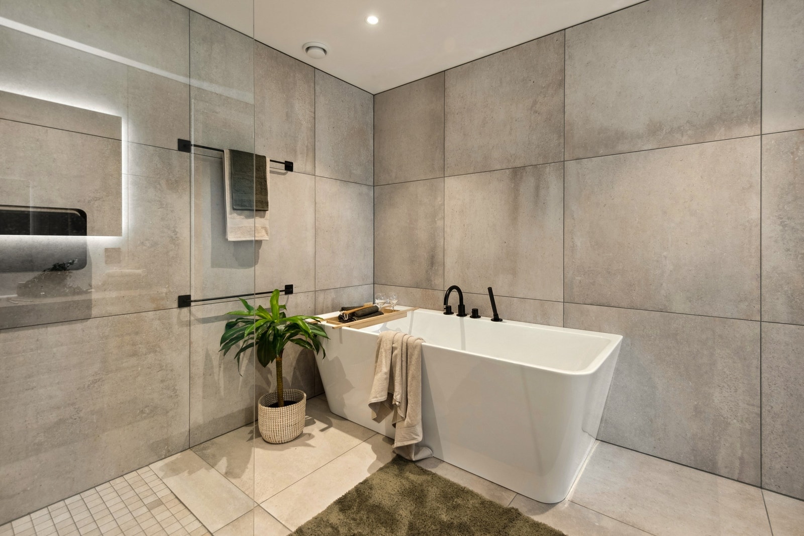 Stor dusjnisje med glassvegg og badekar; her kan du få spa-følelsen innenfor hjemmets fire vegger. Galleribilde