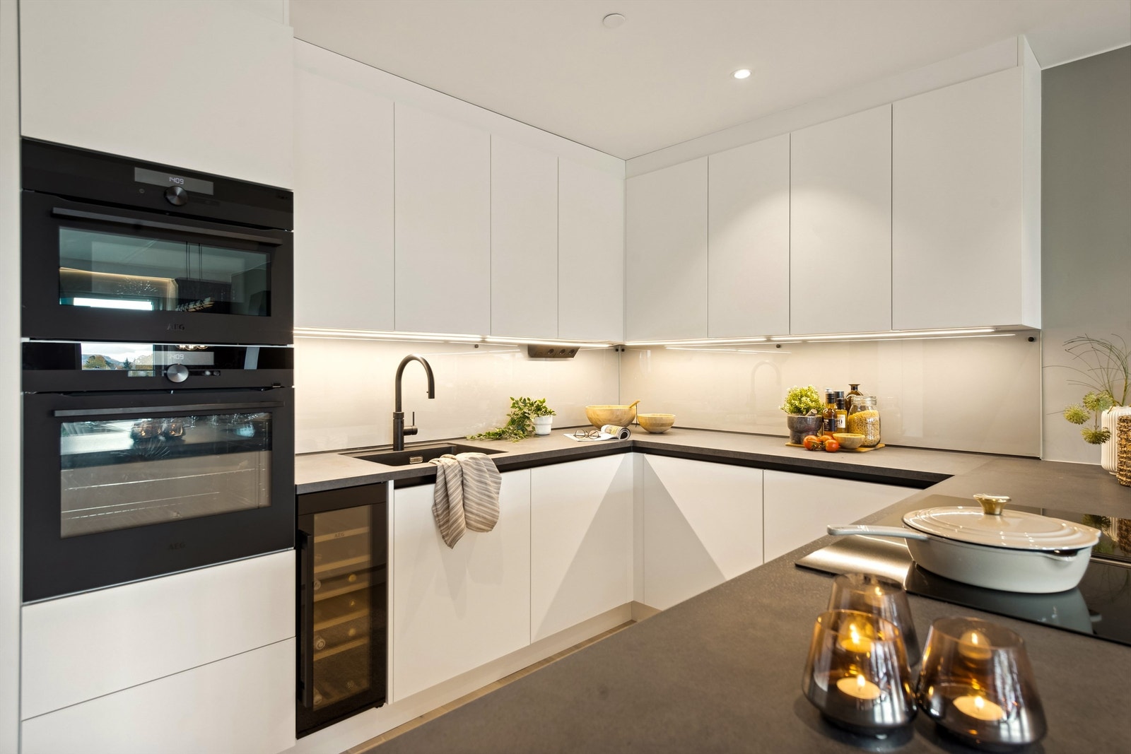 Downlights samt ledlys under overskap gir god belysning og gode arbeidsforhold på kjøkkenet. Galleribilde