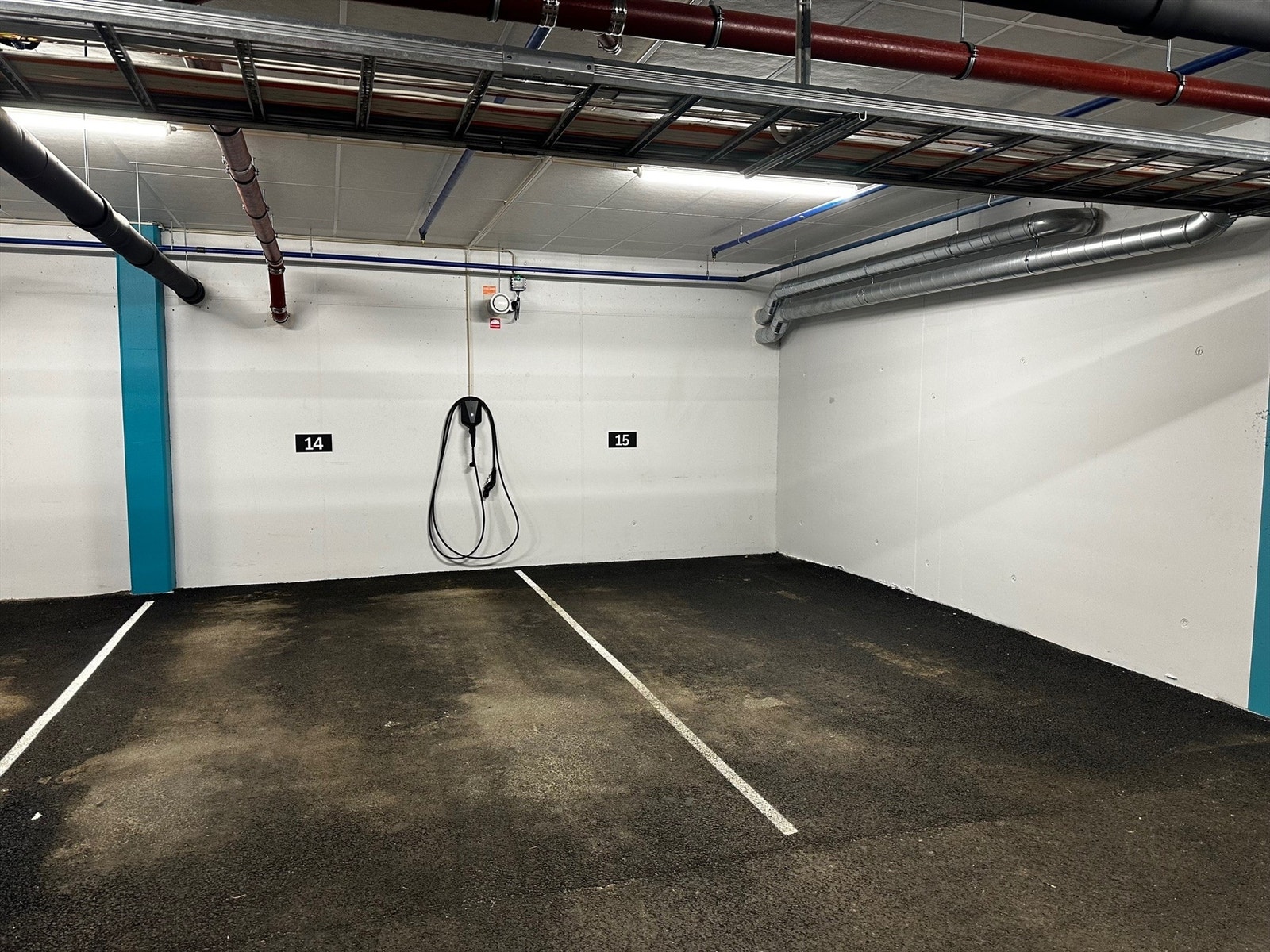 Parkeringsplass nr. 14 og 15 med elbil-lader medfølger leiligheten Galleribilde