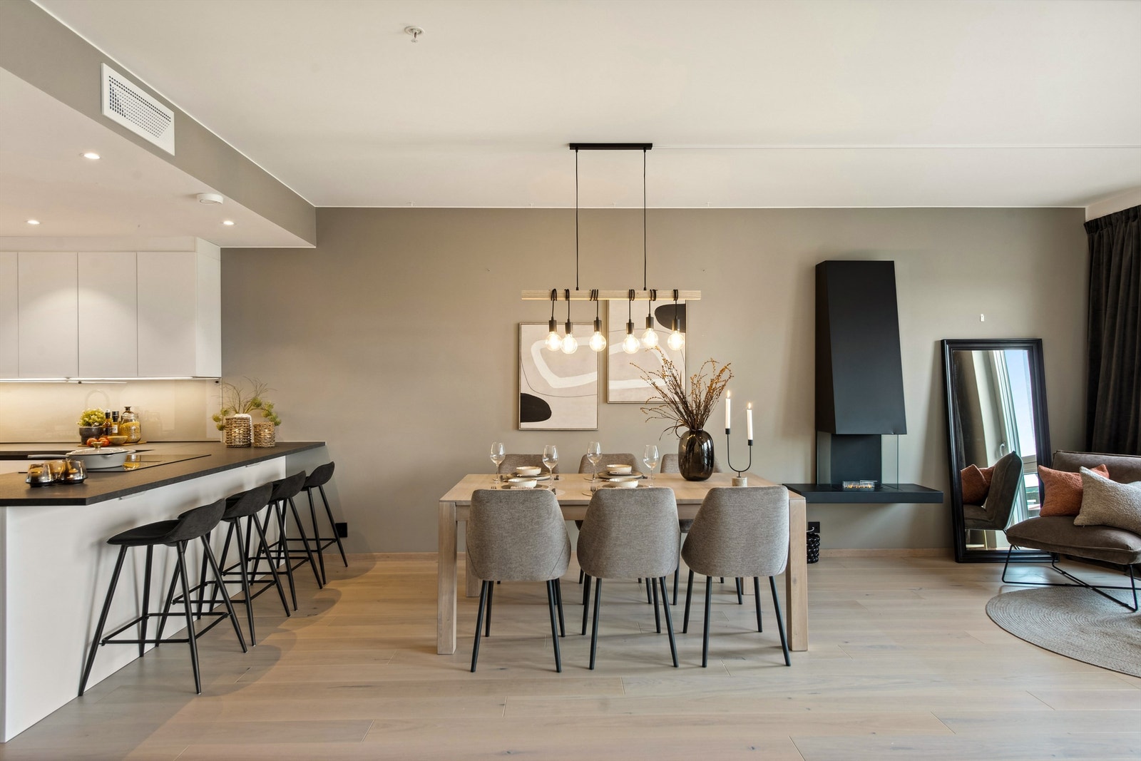 I kjøkkensonen er det god plass til stort spisebord. Her kan du lage mat samtidig som du kommuniserer med familie og gjester. Galleribilde