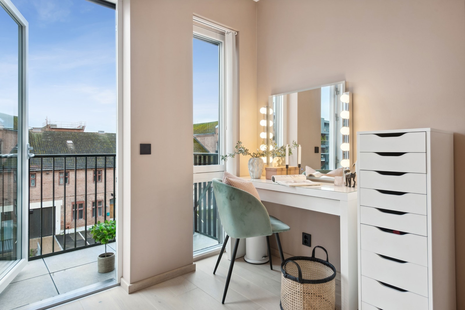 Utenfor soverom nr. 2 er det en luftebalkong med morgen- og formiddagssol. Galleribilde