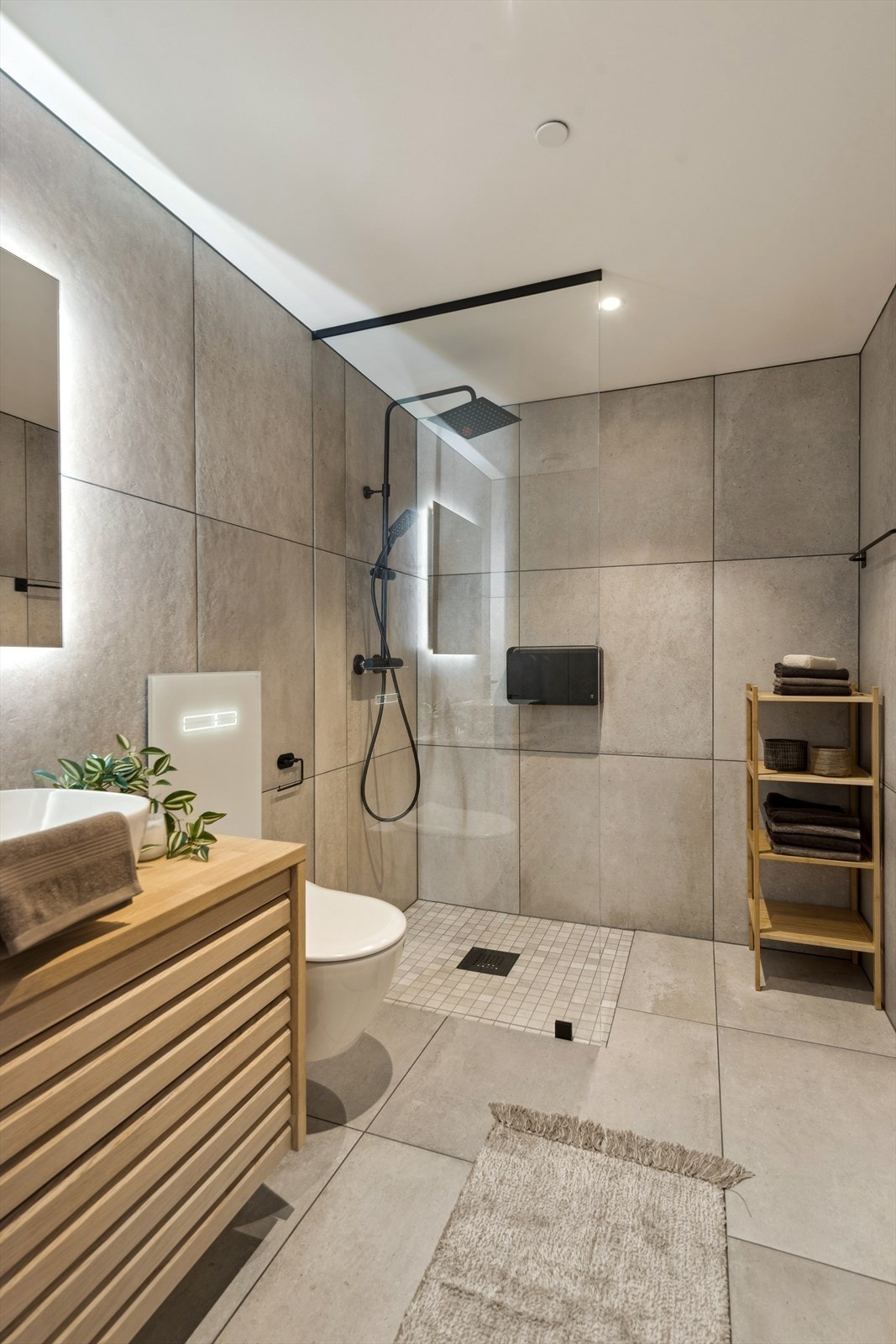 Bad nr 2 med samme gjennomførte stilen som hovedbadet. Vannbåren gulvvarme og downlights i himling. Galleribilde