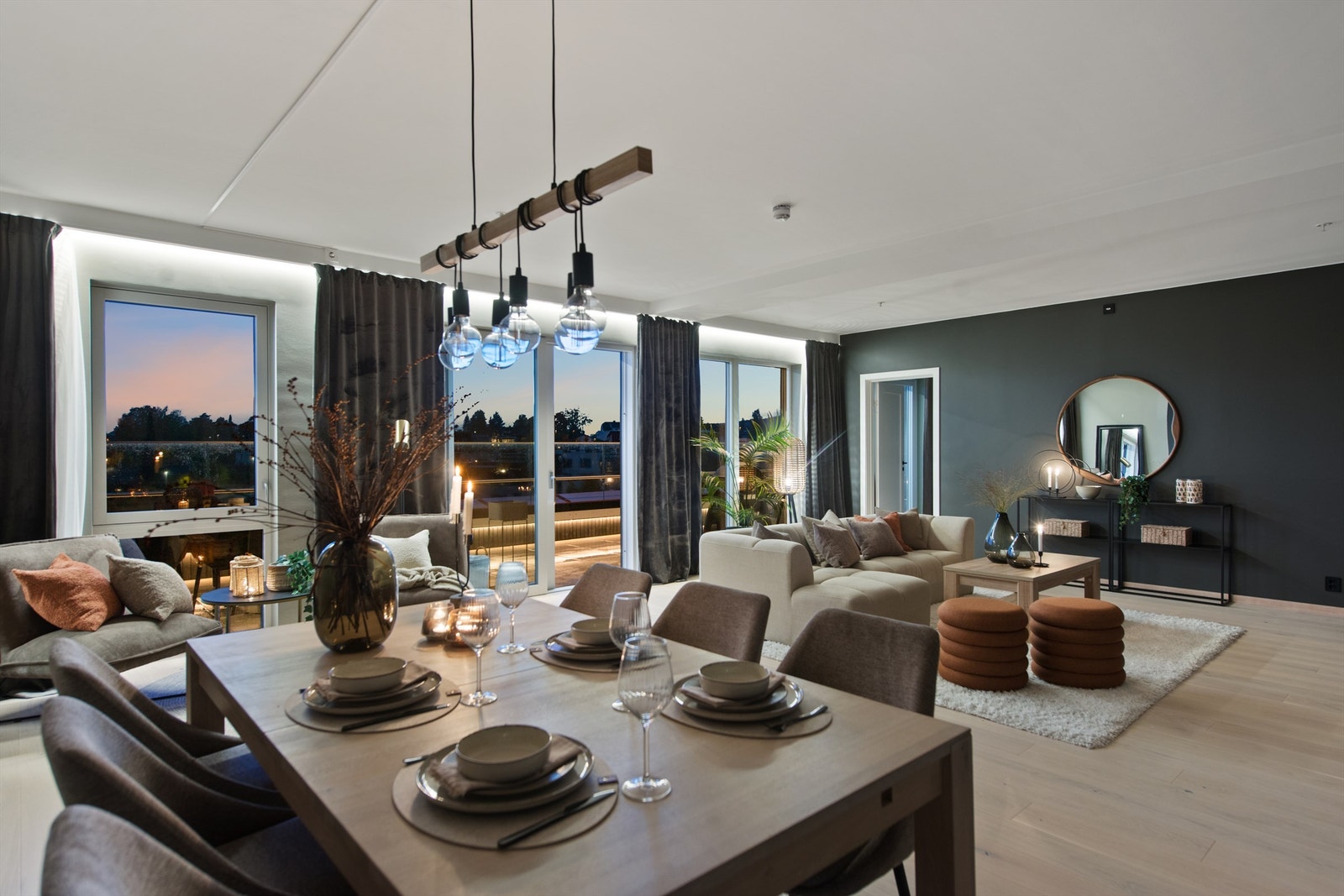 Herlig kveldsstemning i stuen innbyr til sosiale lag Galleribilde