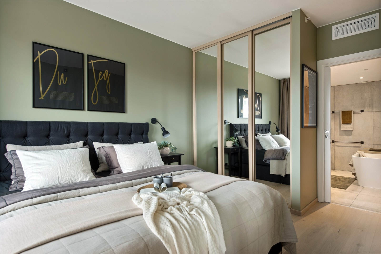 Hovedsoverommet har skyvedørsgarderobe og direkte adkomst til eget flislagt bad. Galleribilde