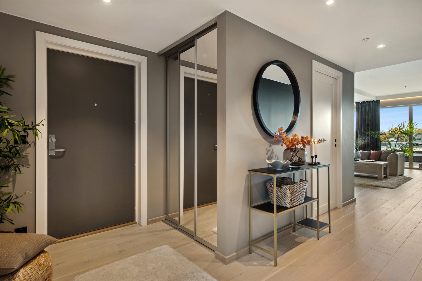 Velkommen inn! Enkel adkomst med heis rett utenfor inngangsdøren. Heisen tar deg fra garasjeanlegget og opp til leiligheten som ligger i 4.etg. Galleribilde