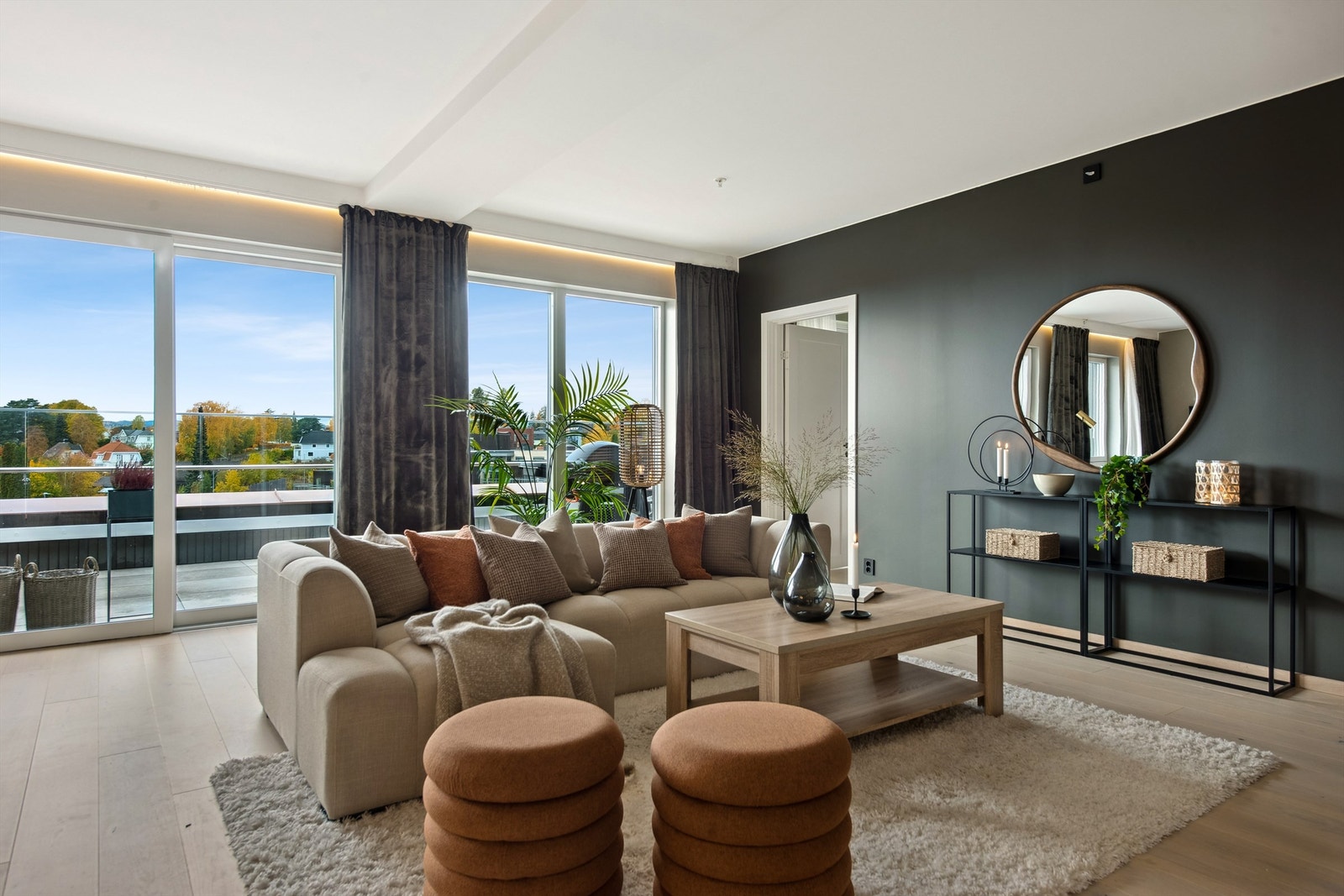 Den romslige stuen gir store rom for flere møbleringsalternativer. Galleribilde