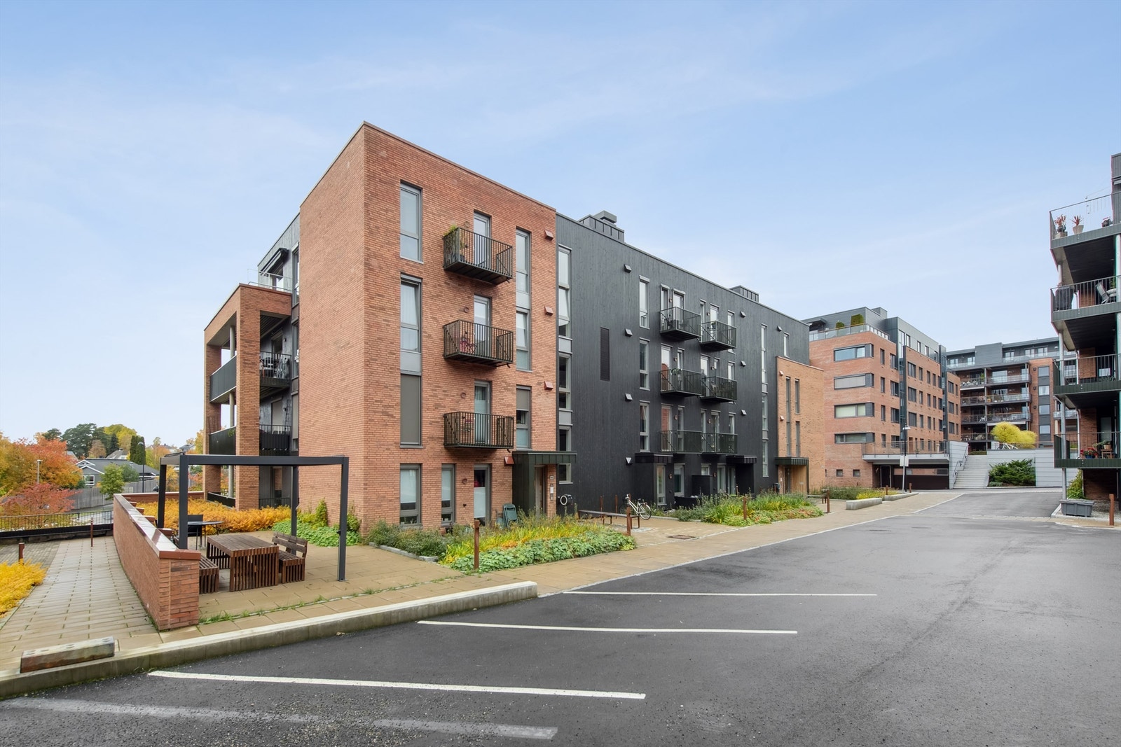 Fasade inngangsparti med dørcalling. Samtlige dører og garasjeport kan styres med en app-løsning. Galleribilde