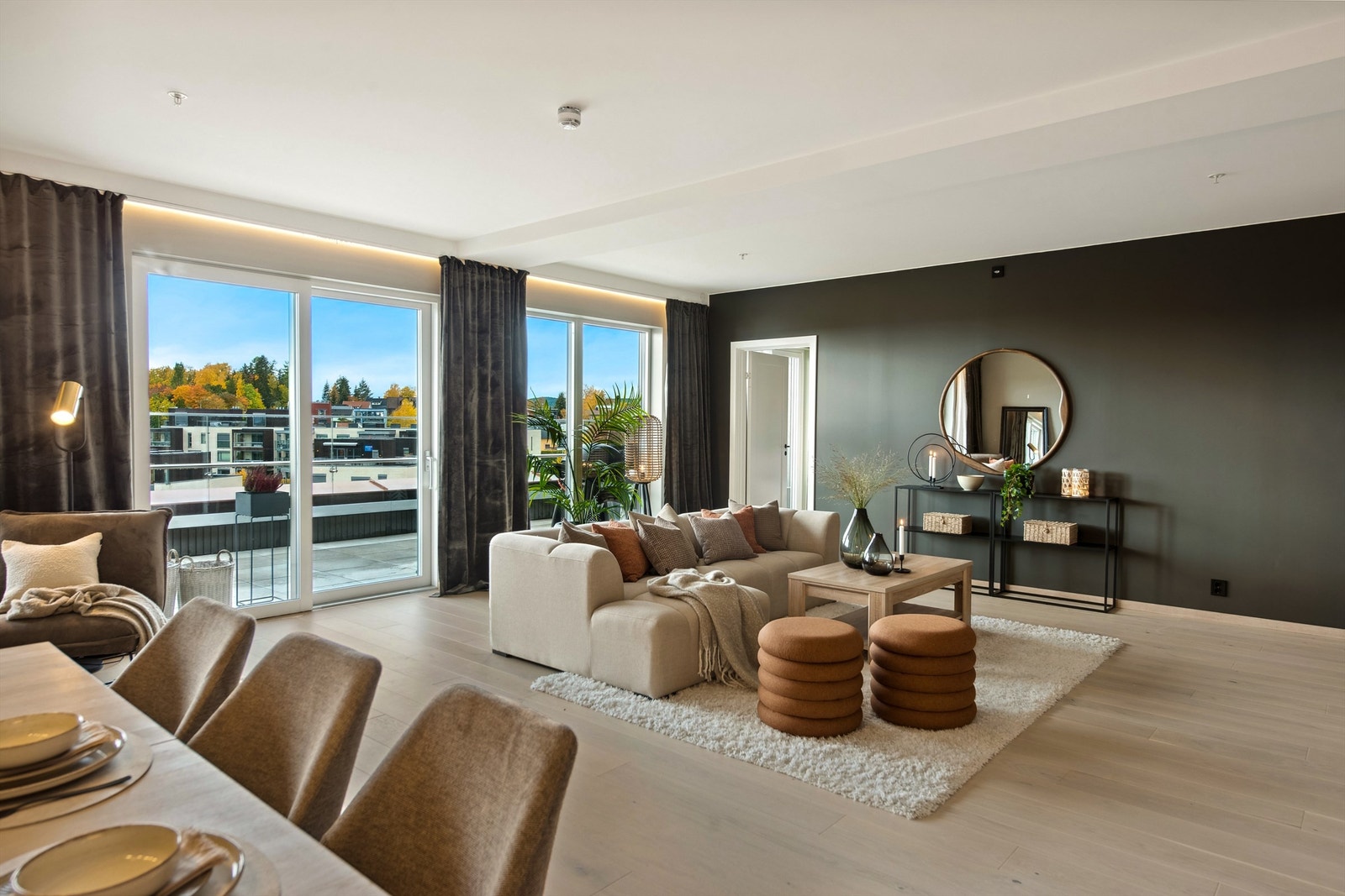 I stuen og enkelte andre rom er flere av veggene forsterket med OSB plater bak gipsplatene for enkelt å henge opp tv og andre tyngre gjenstander på veggen. Galleribilde