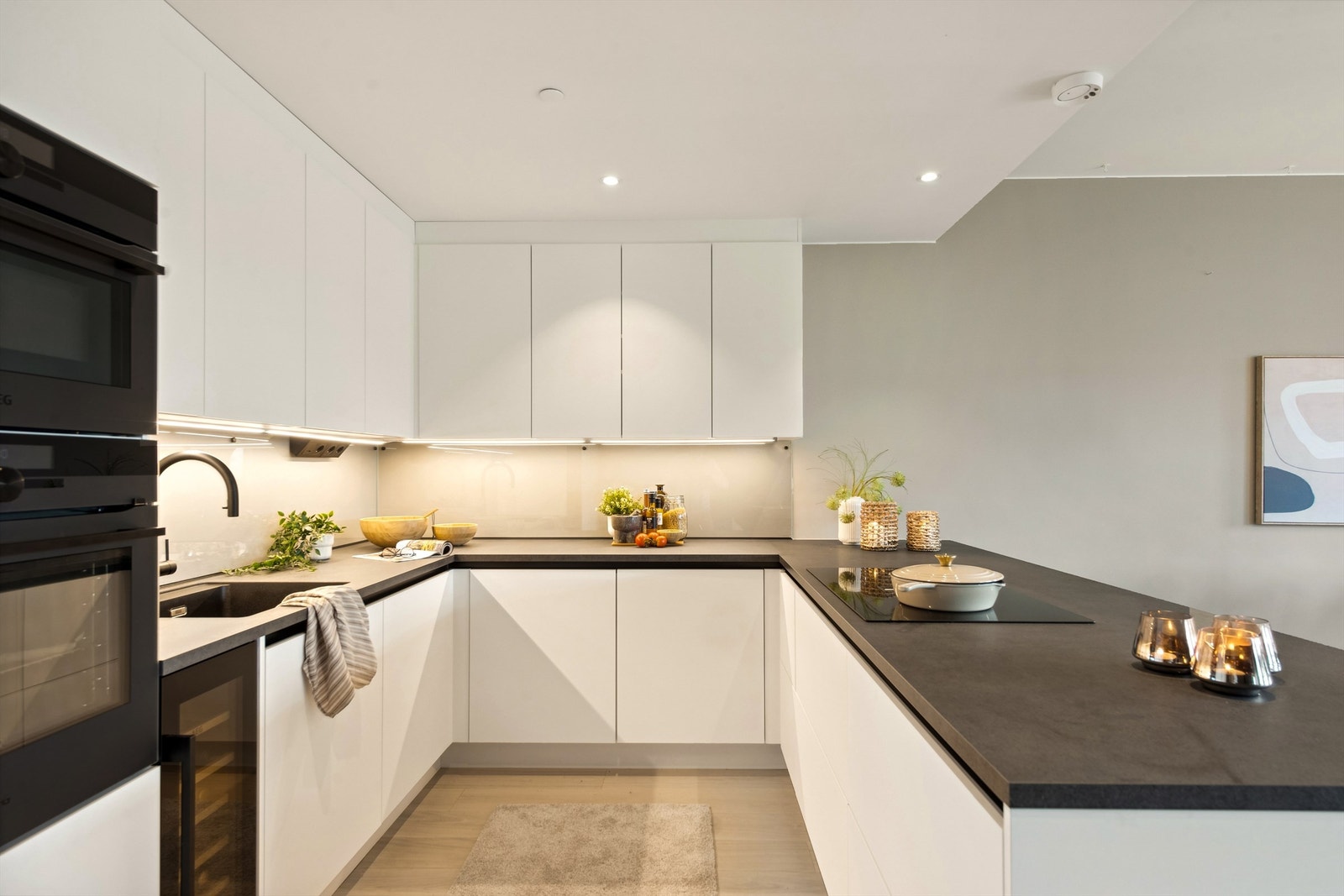 Kjøkkenet er godt utstyrt med integrert komfyr, kombiovn, kjøleskap, fryseskap, oppvaskmaskin, platetopp med integrert avtrekk, vinskap og Quooker med kokende vann og kullsyrevann. Galleribilde