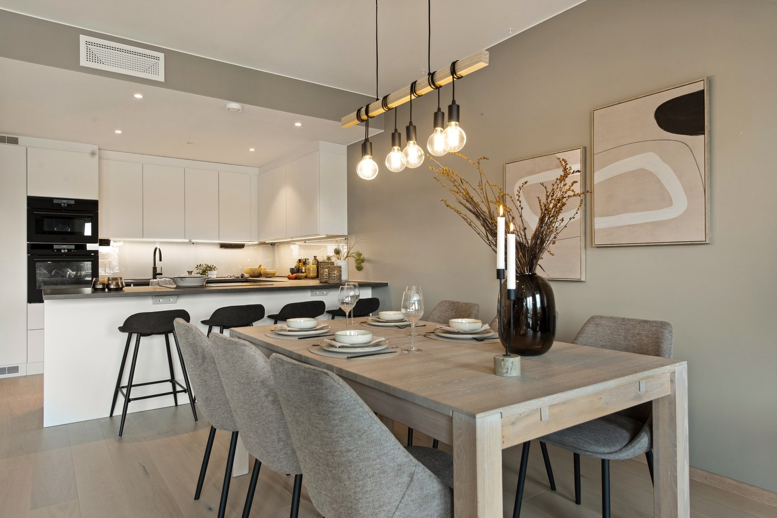 Påkostet kjøkkeninnredning hvor det er godt med skap- og benkeplass. Et kjøkken hvor du garantert vil trives. Galleribilde