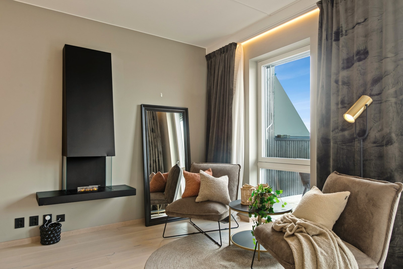 I stuen er det også plass til en lesekrok med godstoler. Lyslist ved gardinoppheng gir et fint lysinnslag til rommet. Galleribilde