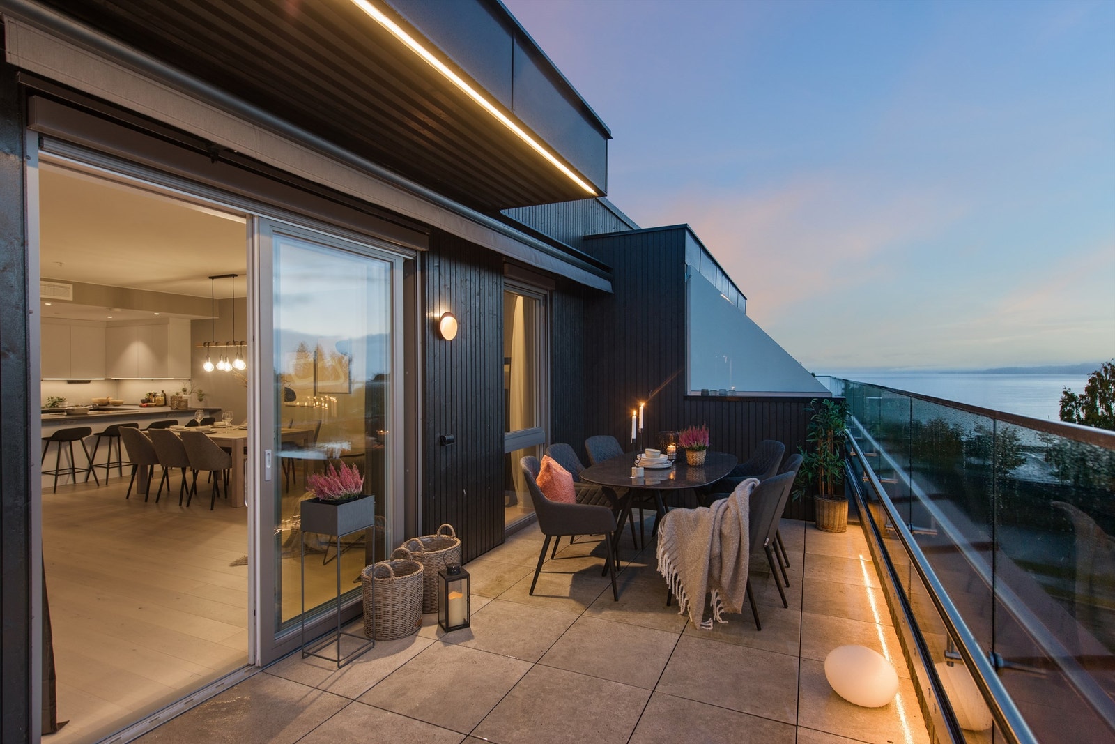 Fra den romslige balkongen på ca. 30 m2 er det flott mjøsutsikt hvor du kan nyte ettermiddags- og kveldsolen. Terrassemarkiser og utvendig screens på terrassedør og vinduer. Galleribilde