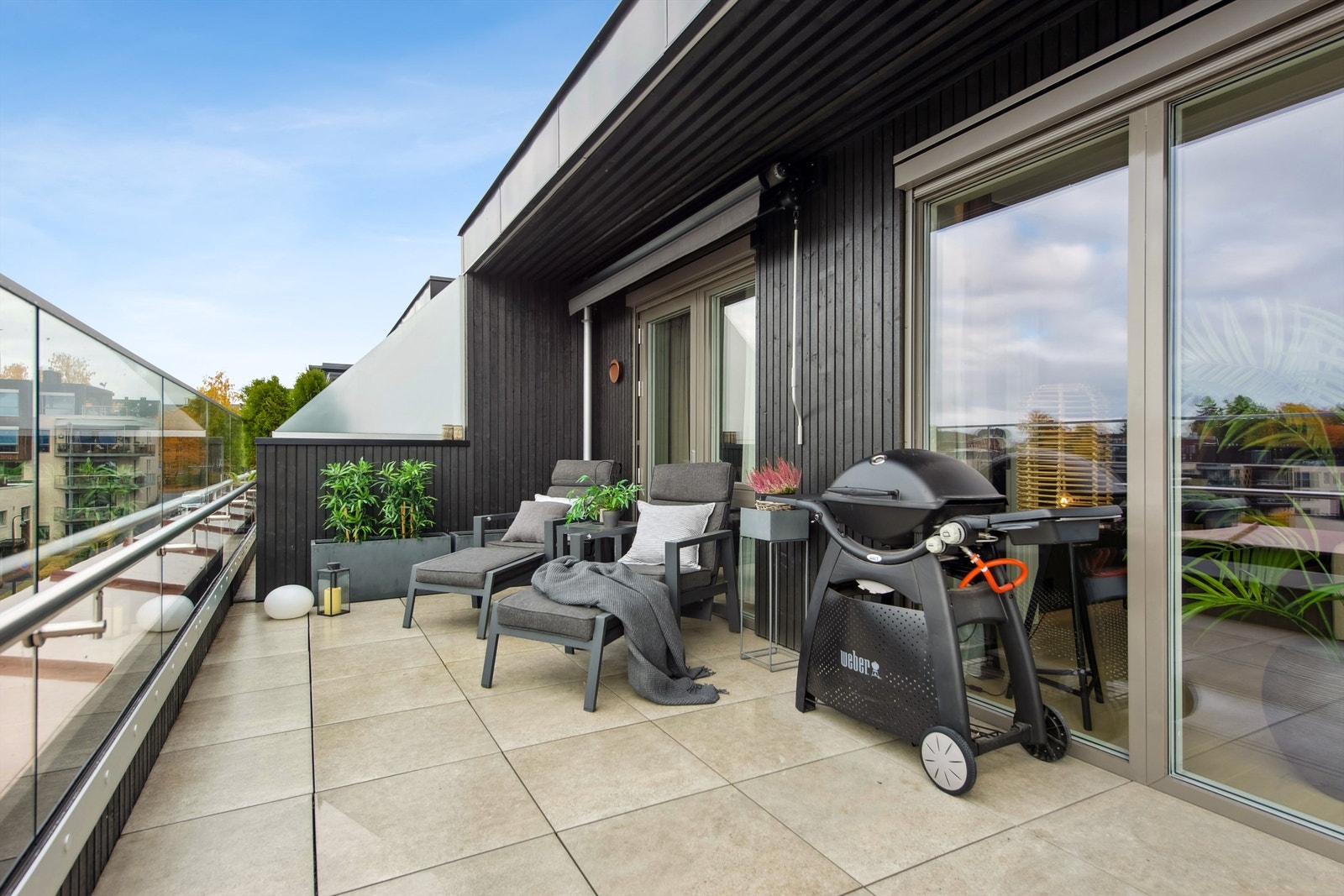 På balkongen er det god plass til sittegruppe, spisebord og solstoler. Det er også montert terrassemarkiser, screens og frostfri utekran. Galleribilde