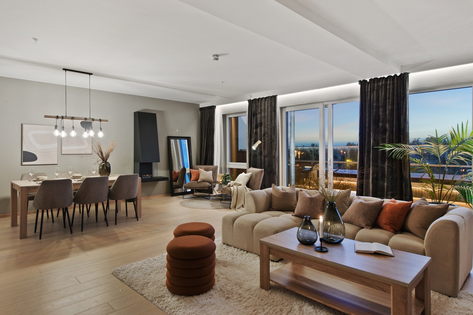 Lekker og moderne 4-roms toppleilighet fra 2022 med stor balkong og mjøsutsikt | 2 bad og 2 garasjeplasser Galleribilde