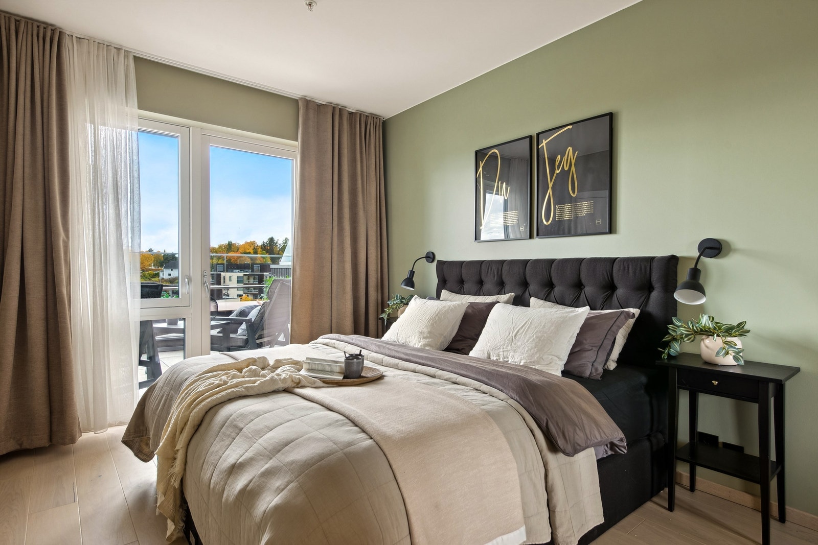 Leiligheten har 3 gode soverom - alle med kjøling for varme sommerdager. Her fra hovedsoverommet som har direkte utgang til balkongen. Galleribilde