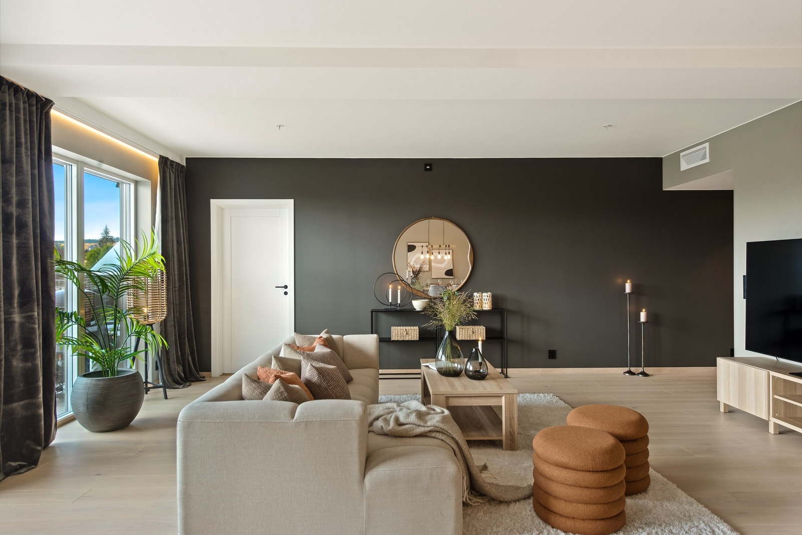 Vannbåren gulvvarme i alle rom og balansert ventilasjon med kjøling/aircondition på varme sommerdager, gir et friskt og godt inneklima. Galleribilde