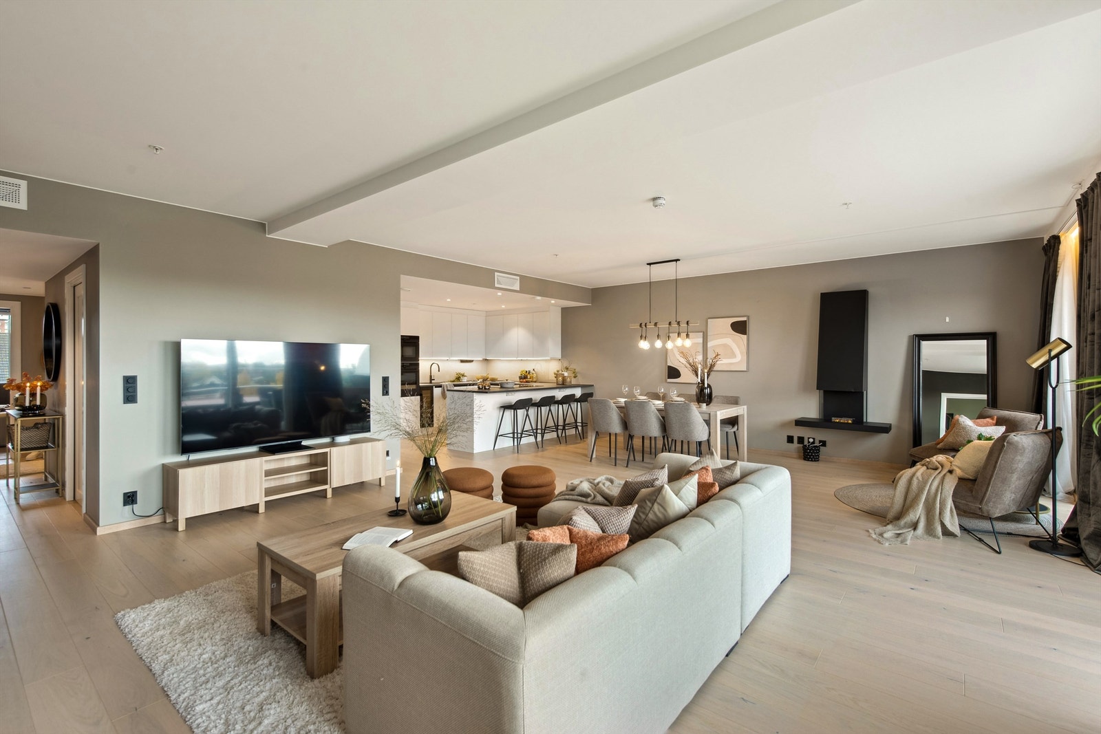 Den åpne løsningen gir deg mer fleksibilitet når det gjelder møblering og innredning samt at det gir en hyggelig og uformell atmosfære. Galleribilde