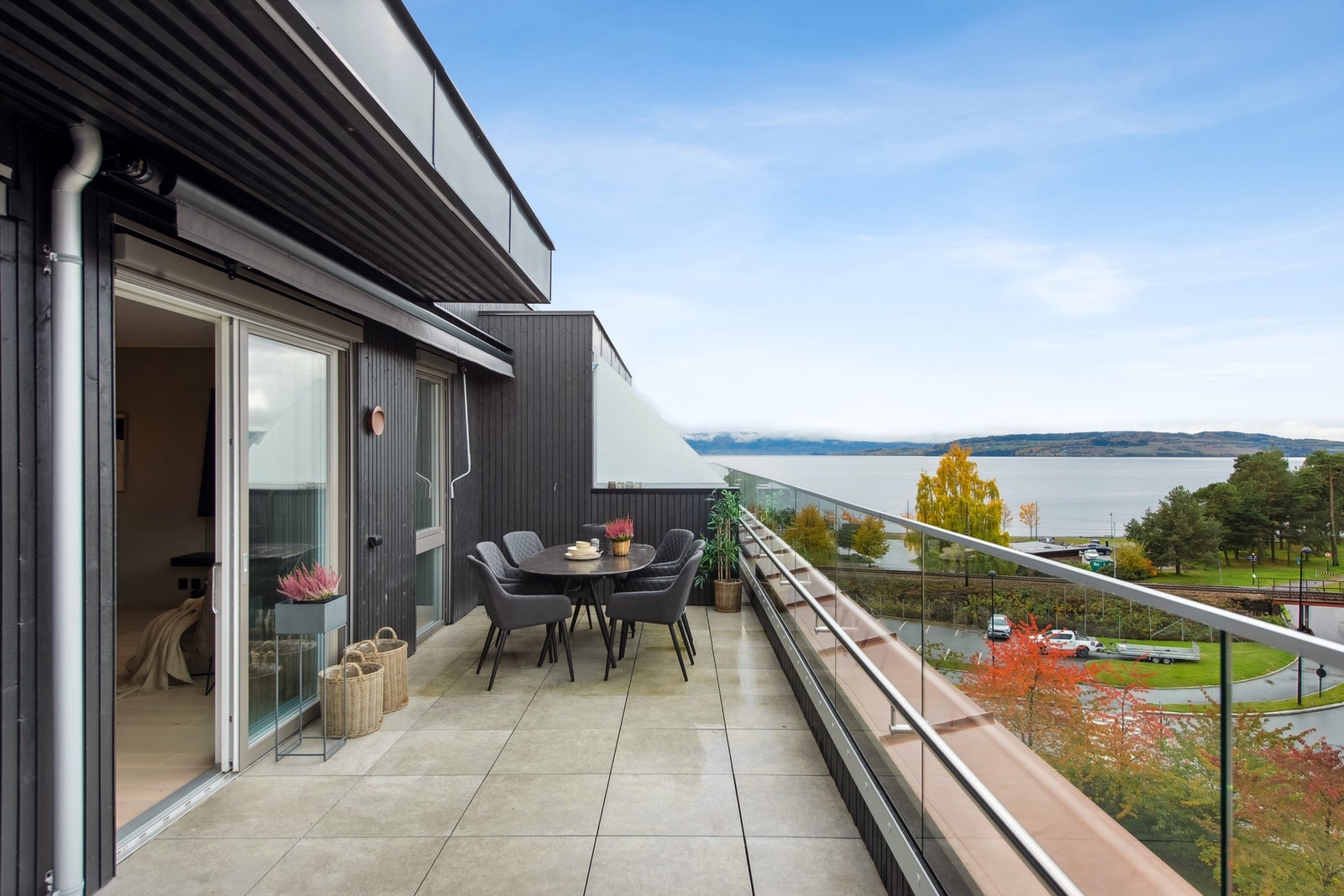 Fra stuen er det utgang til den store balkongen med herlig utsikt til Mjøsa og omegn. Galleribilde