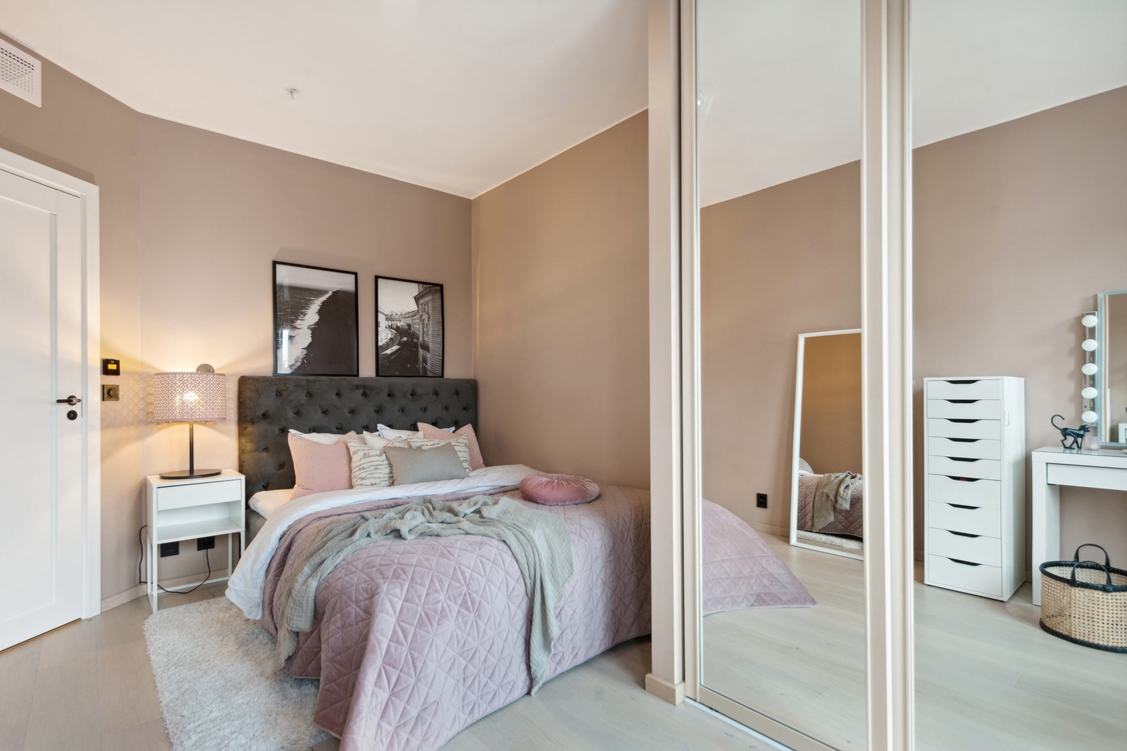 Soverom nr. 2 er også av god størrelse med plass til dobbeltseng. Ønsker man en stue nr 2, kan dette rommet enkelt gjøres om til en tv-stue. Galleribilde