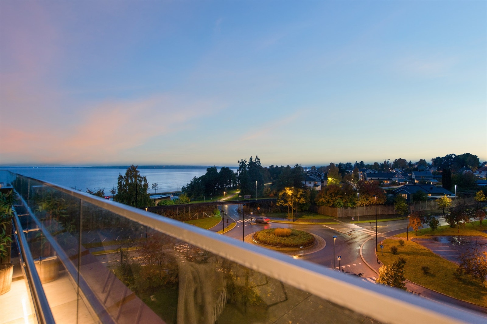 Her kan du nyte den vakre solnedgangen over Mjøsa Galleribilde