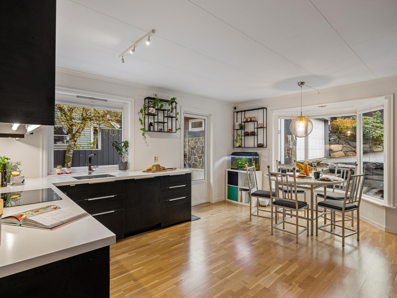 Stort og flott kjøkken med spiseplass Galleribilde