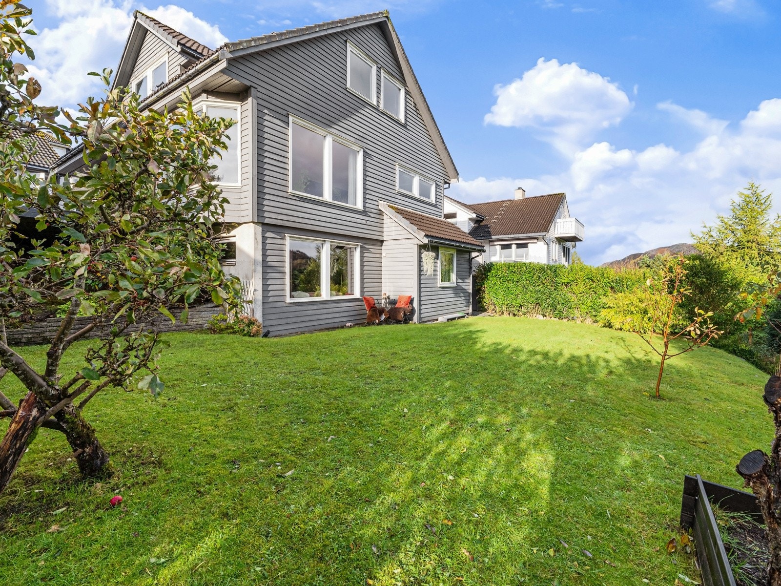 Stor og flott hage med boltreplass Galleribilde